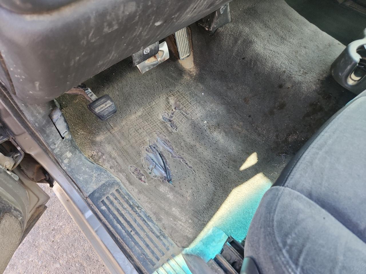 2003 Chevrolet Silverado C1500 Серый vin: 1GCEC14X13Z214196 Damage: Left Front Carpet, Torn, 1 To 2 Inches