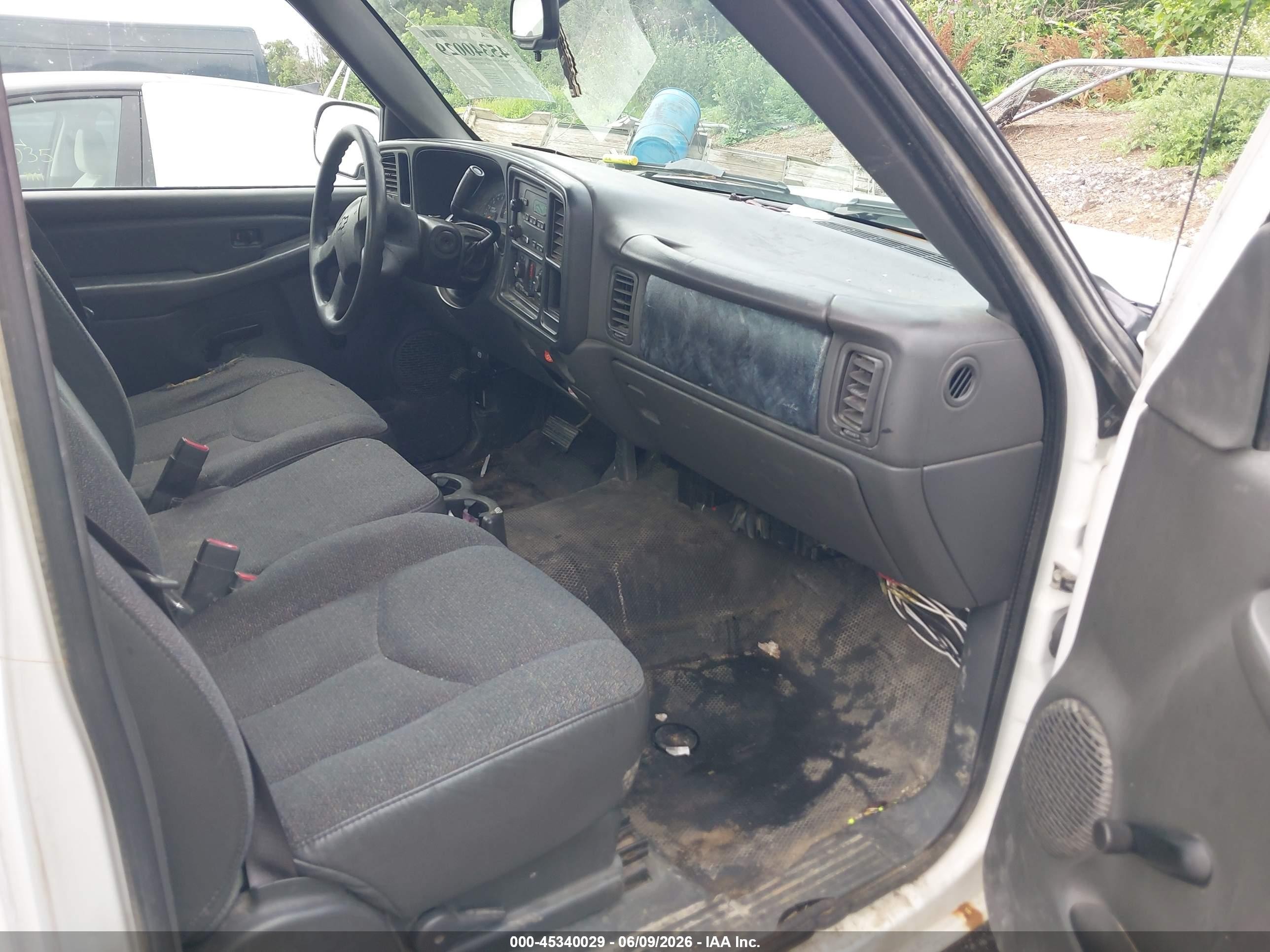 2005 Chevrolet Silverado 1500 Work Truck White vin: 1GCEC14X15Z181316