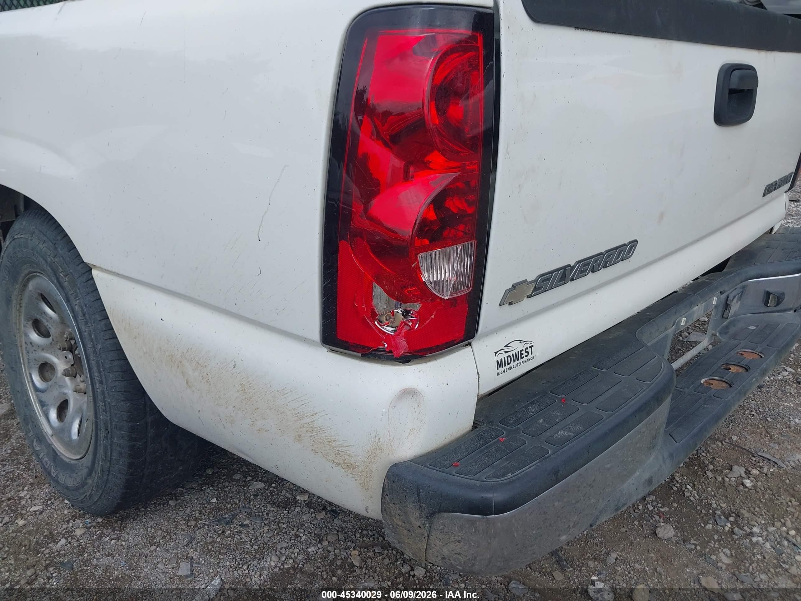 2005 Chevrolet Silverado 1500 Work Truck White vin: 1GCEC14X15Z181316