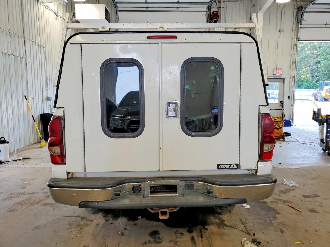 2003 Chevrolet Silverado C1500 White vin: 1GCEC14X23Z214319
