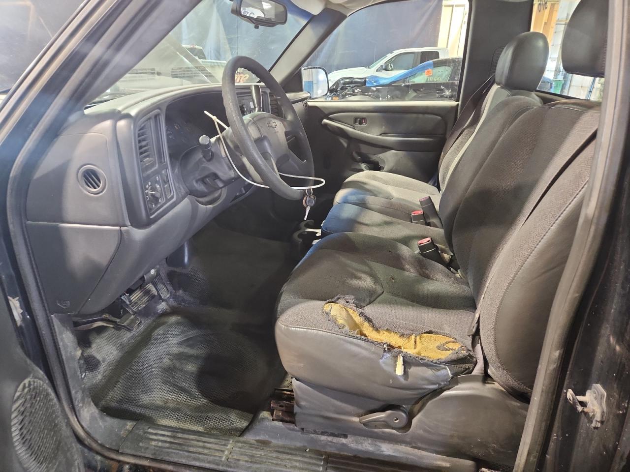 2003 Chevrolet Silverado C1500 Green vin: 1GCEC14X23Z275010 Damage: Left Front Seat Cushion, Torn, > 12 Inches