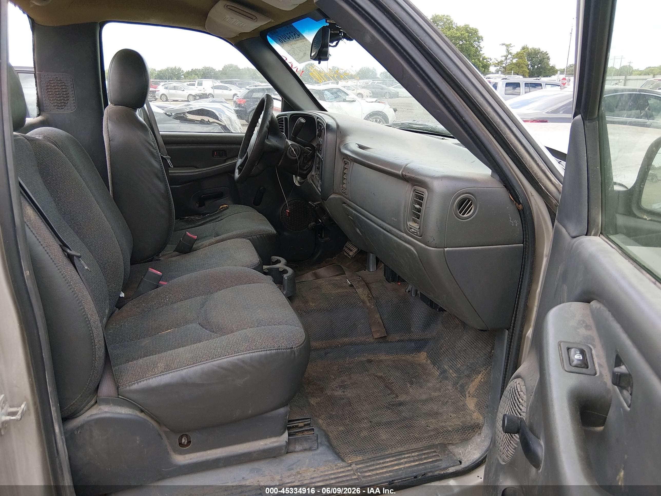 2005 Chevrolet Silverado 1500   Silver vin: 1GCEC14X35Z172472