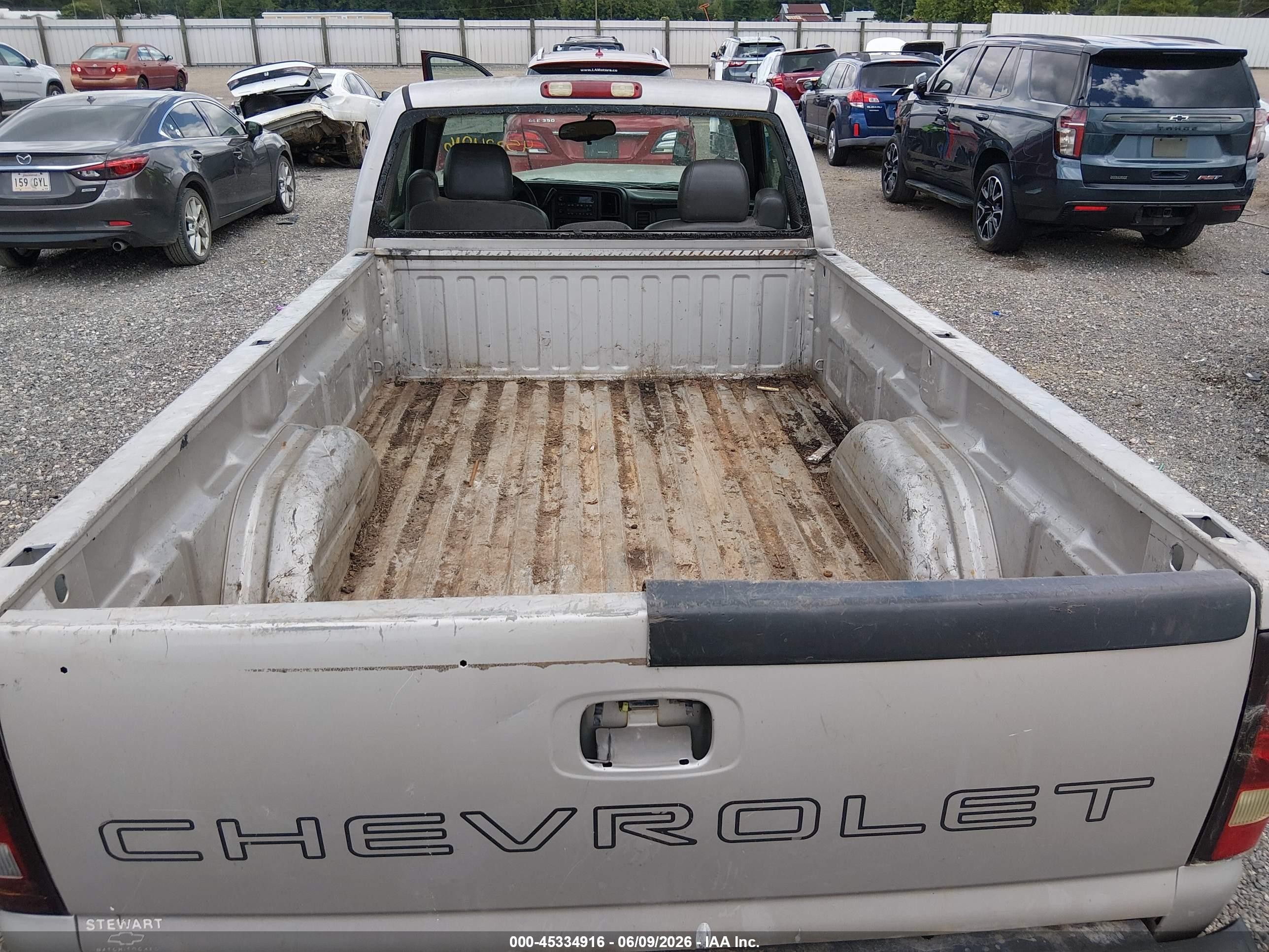 2005 Chevrolet Silverado 1500   Silver vin: 1GCEC14X35Z172472