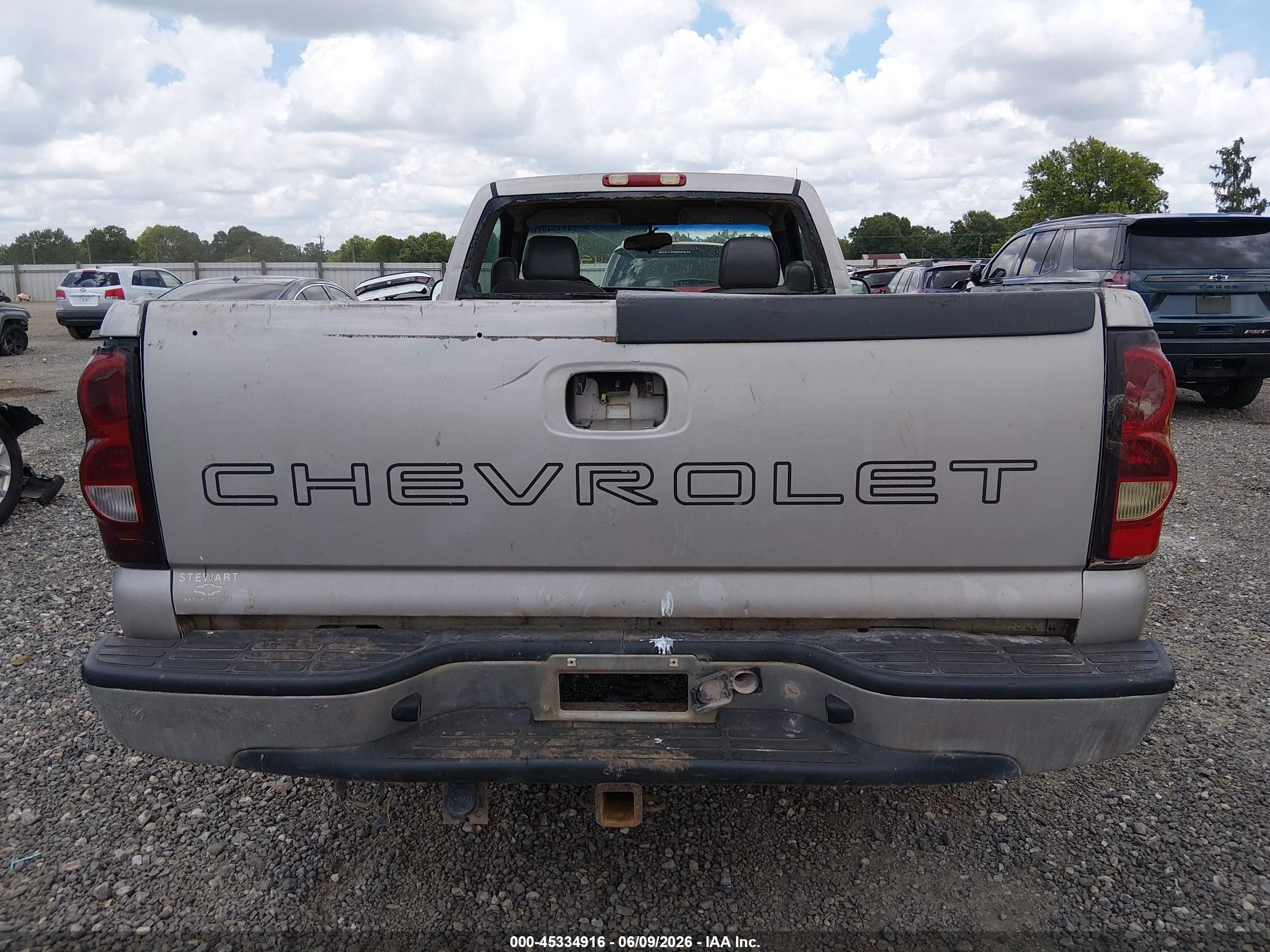 2005 Chevrolet Silverado 1500   Silver vin: 1GCEC14X35Z172472
