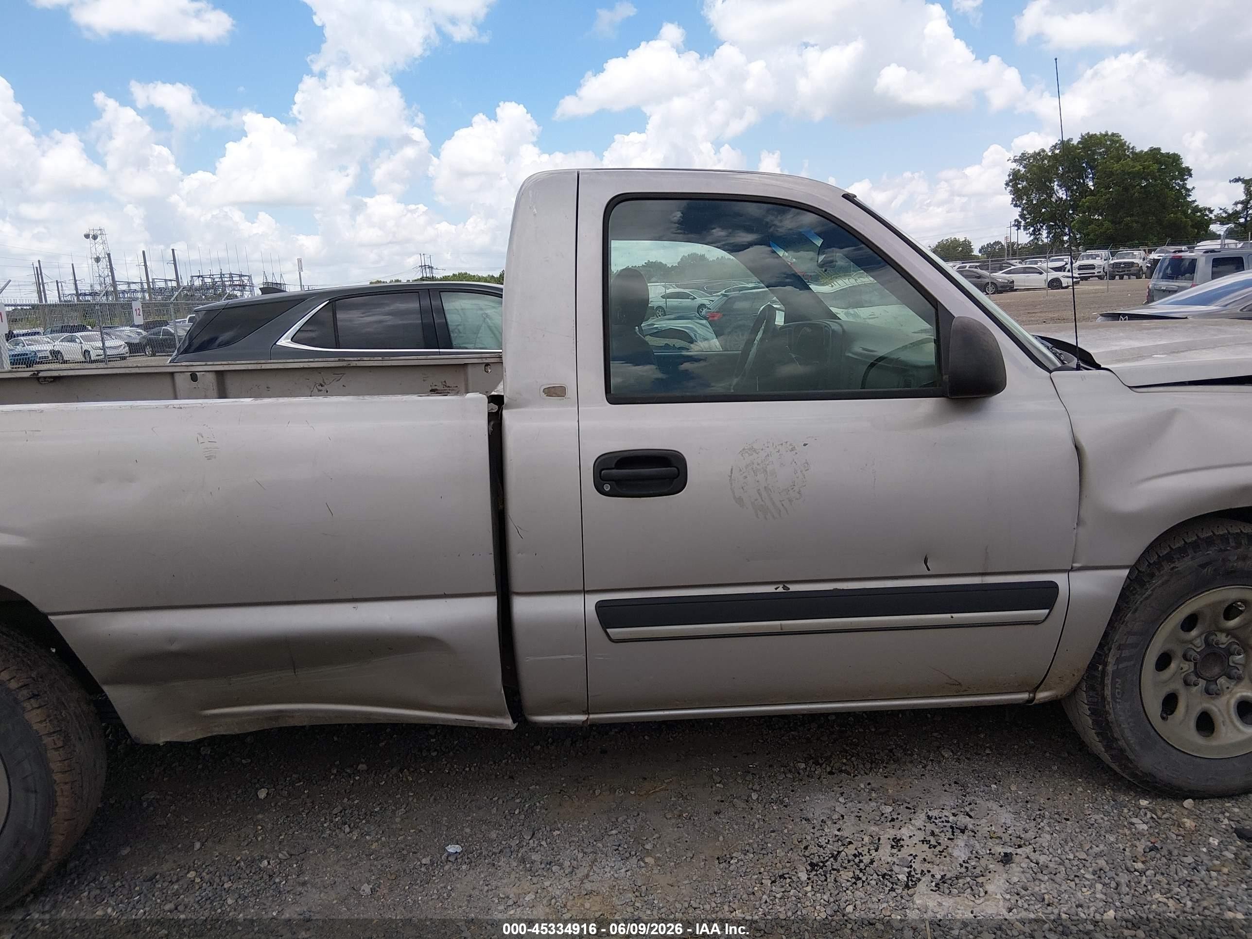 2005 Chevrolet Silverado 1500   Silver vin: 1GCEC14X35Z172472