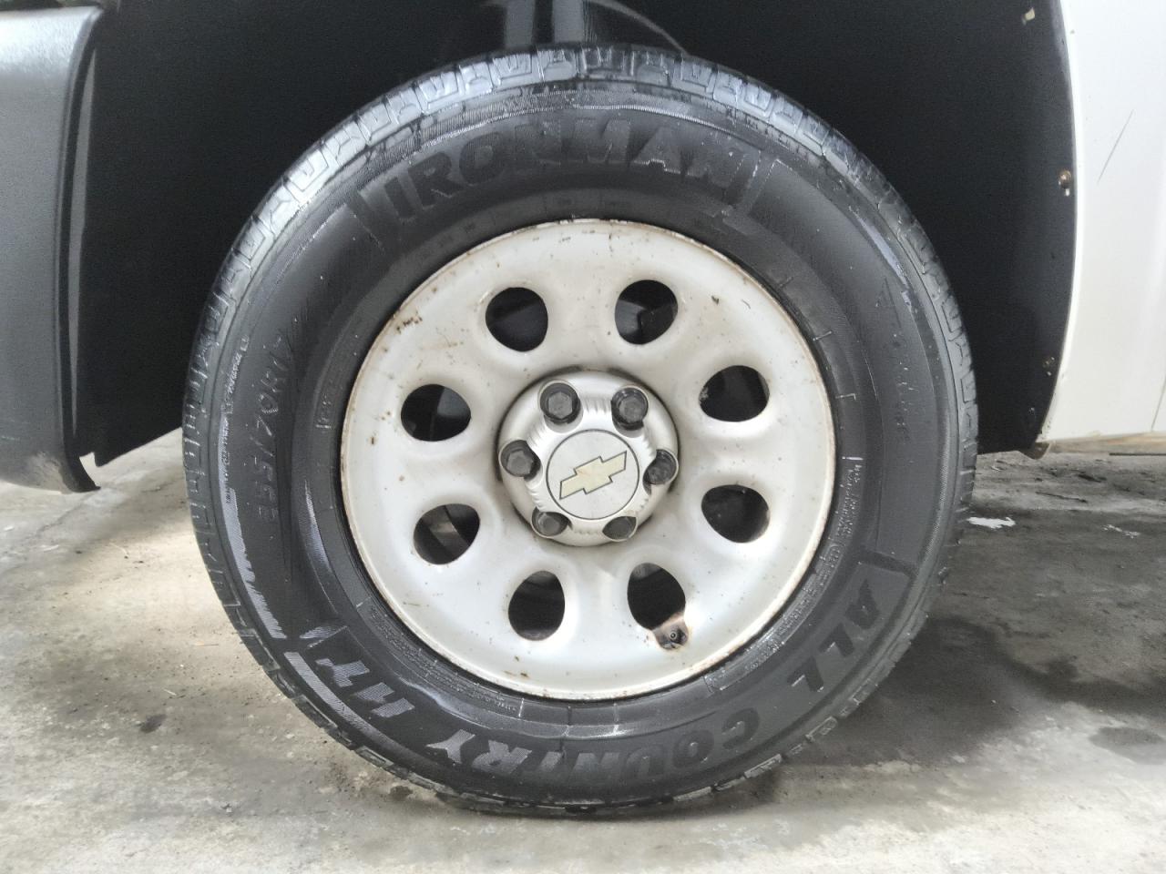 2009 Chevrolet Silverado C1500 White vin: 1GCEC14X39Z151725 Damage: Left Front Wheel, Curb Rash, > 12 Inches