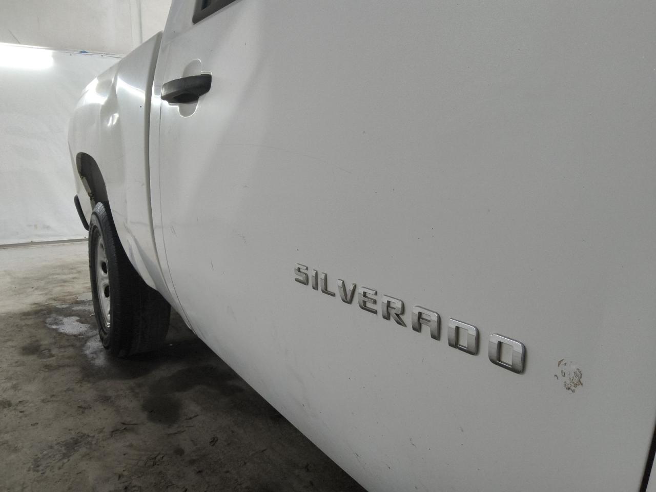 2009 Chevrolet Silverado C1500 White vin: 1GCEC14X39Z151725 Damage: Right Front Door, Dent(S) W/ Paint Dmg, 1 To 2 Inches