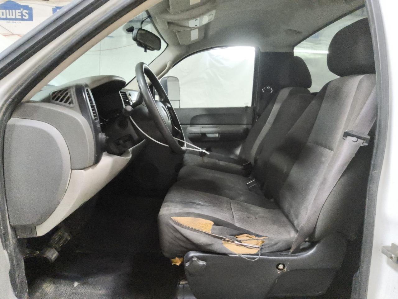 2009 Chevrolet Silverado C1500 White vin: 1GCEC14X39Z151725 Damage: Left Front Seat Cushion, Torn, > 12 Inches