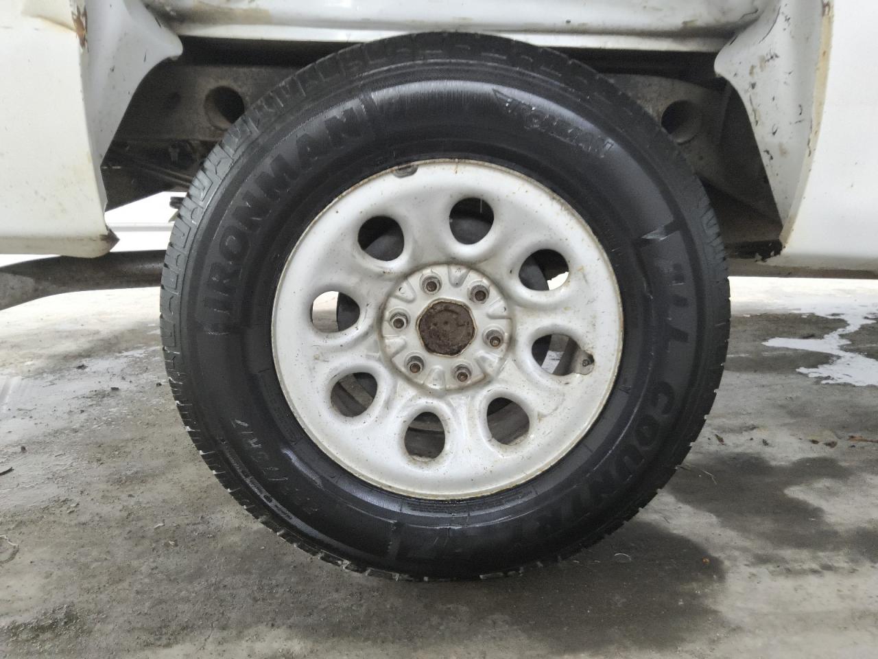 2009 Chevrolet Silverado C1500 White vin: 1GCEC14X39Z151725 Damage: Right Rear Wheel, Curb Rash, > 12 Inches