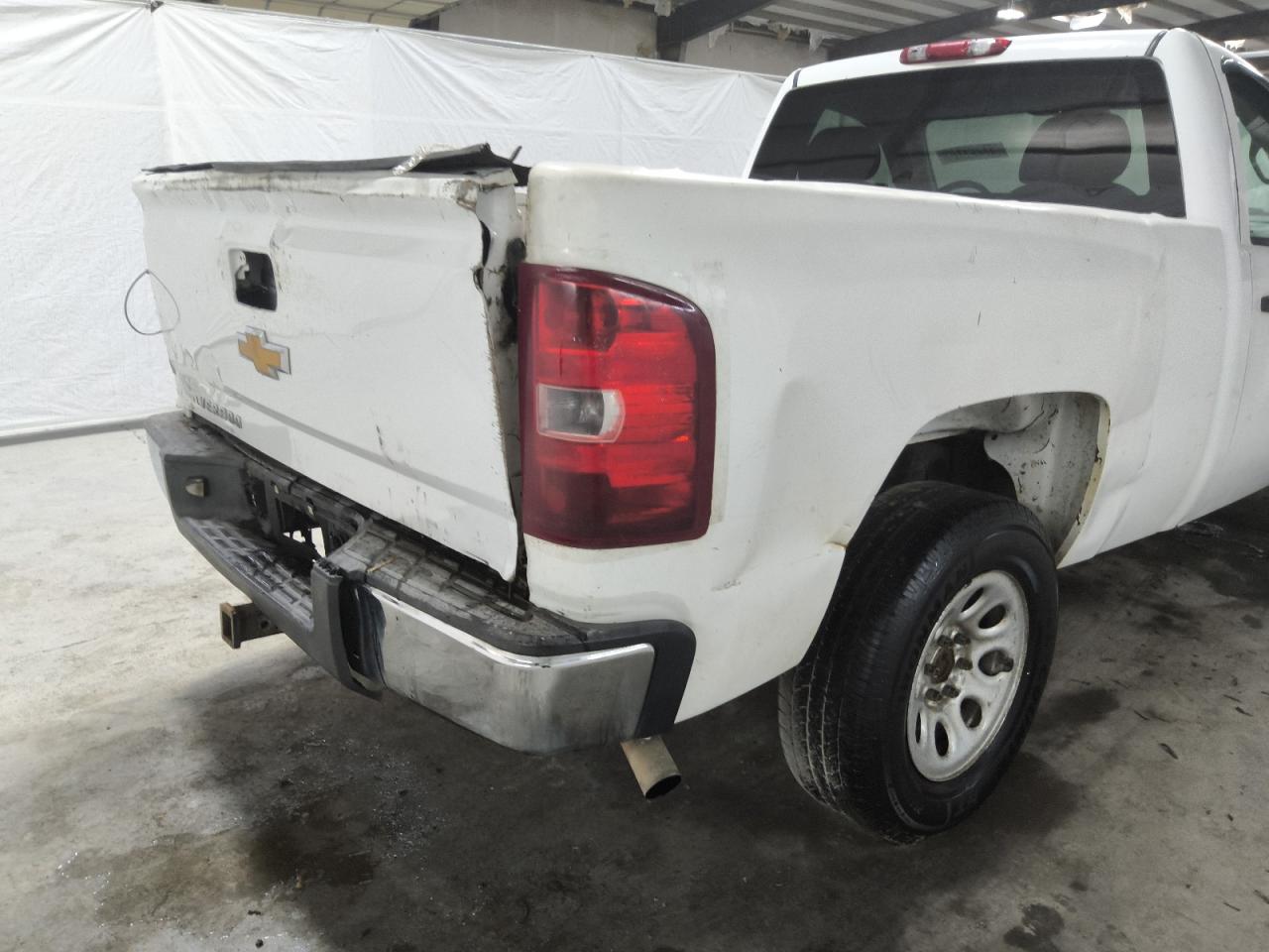 2009 Chevrolet Silverado C1500 White vin: 1GCEC14X39Z151725 Damage: Right Tail Light, Broken, Replacement Required