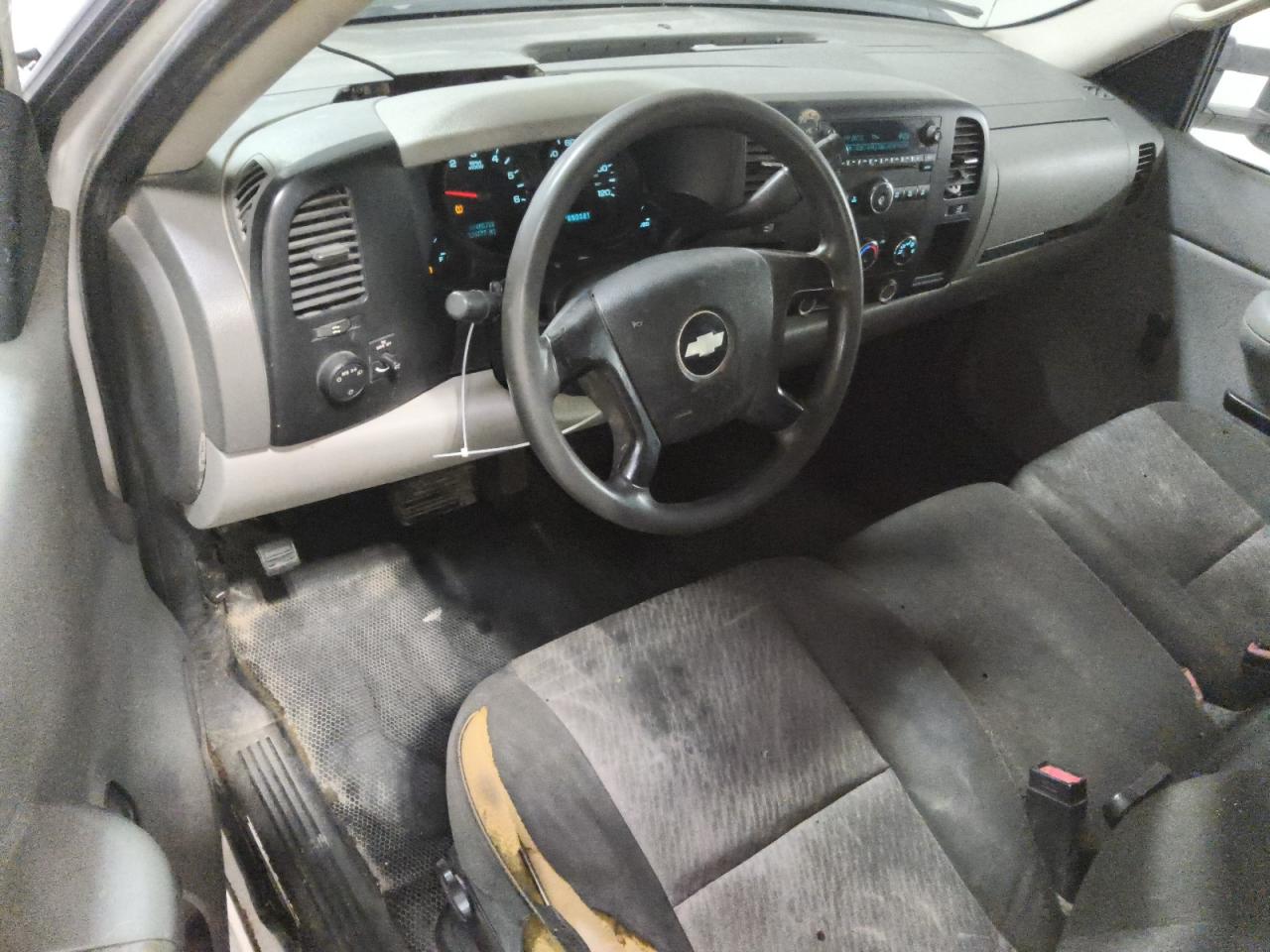 2009 Chevrolet Silverado C1500 White vin: 1GCEC14X39Z151725 Damage: Left Front Seat Cushion, Worn, Replacement Required