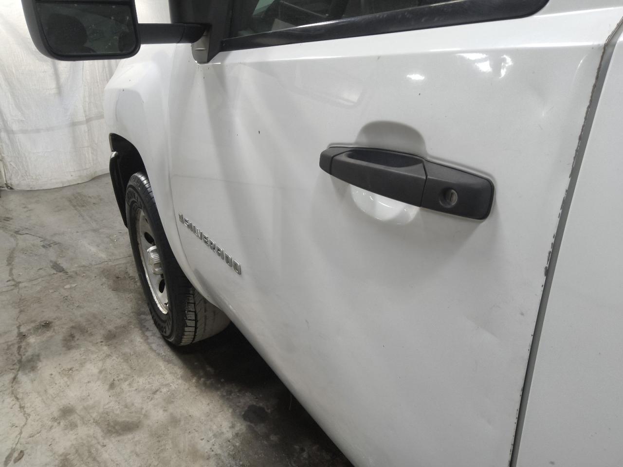 2009 Chevrolet Silverado C1500 White vin: 1GCEC14X39Z151725 Damage: Left Front Door, Multiple Dents/Paint Damage, 6
