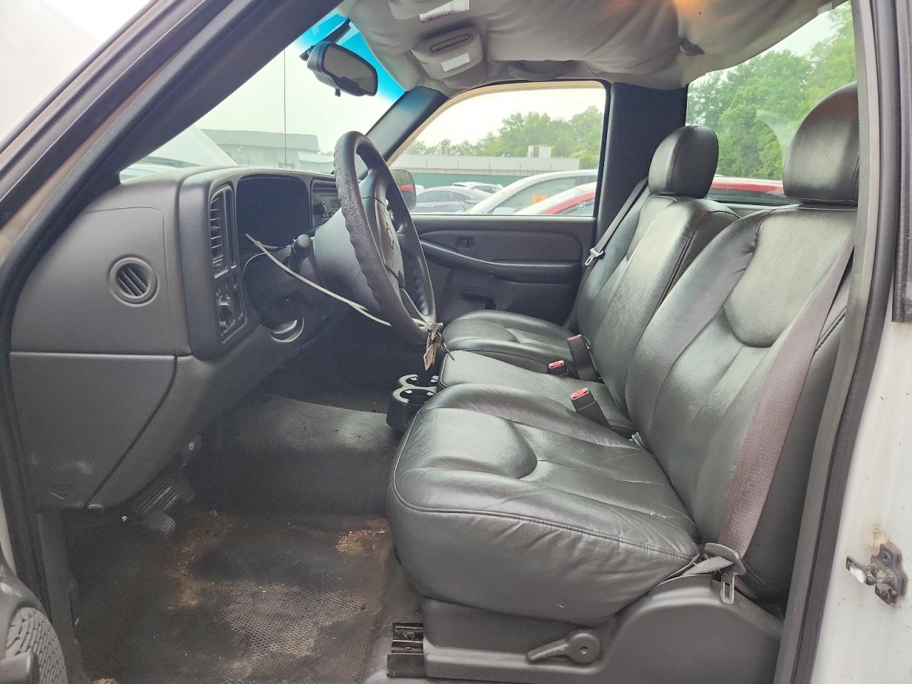 2003 Chevrolet Silverado C1500 White vin: 1GCEC14X53Z113629 Damage: Headlining, Worn, Replacement Required