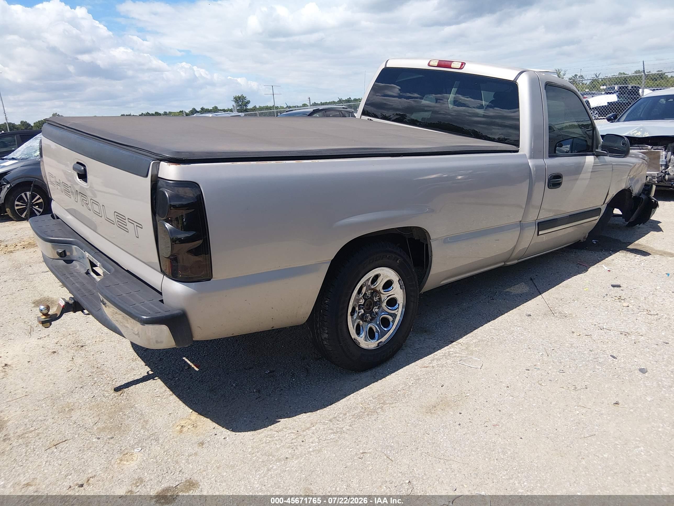2005 Chevrolet Silverado 1500   Silver vin: 1GCEC14X55Z112872