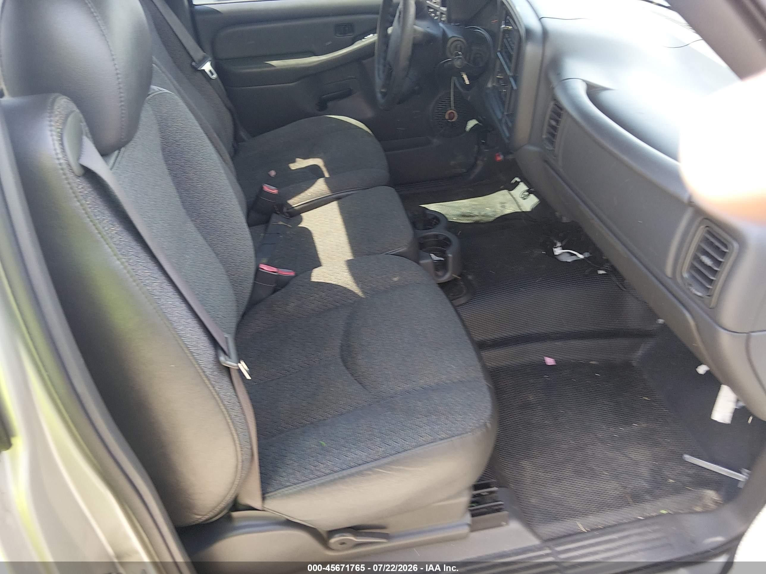2005 Chevrolet Silverado 1500   Silver vin: 1GCEC14X55Z112872