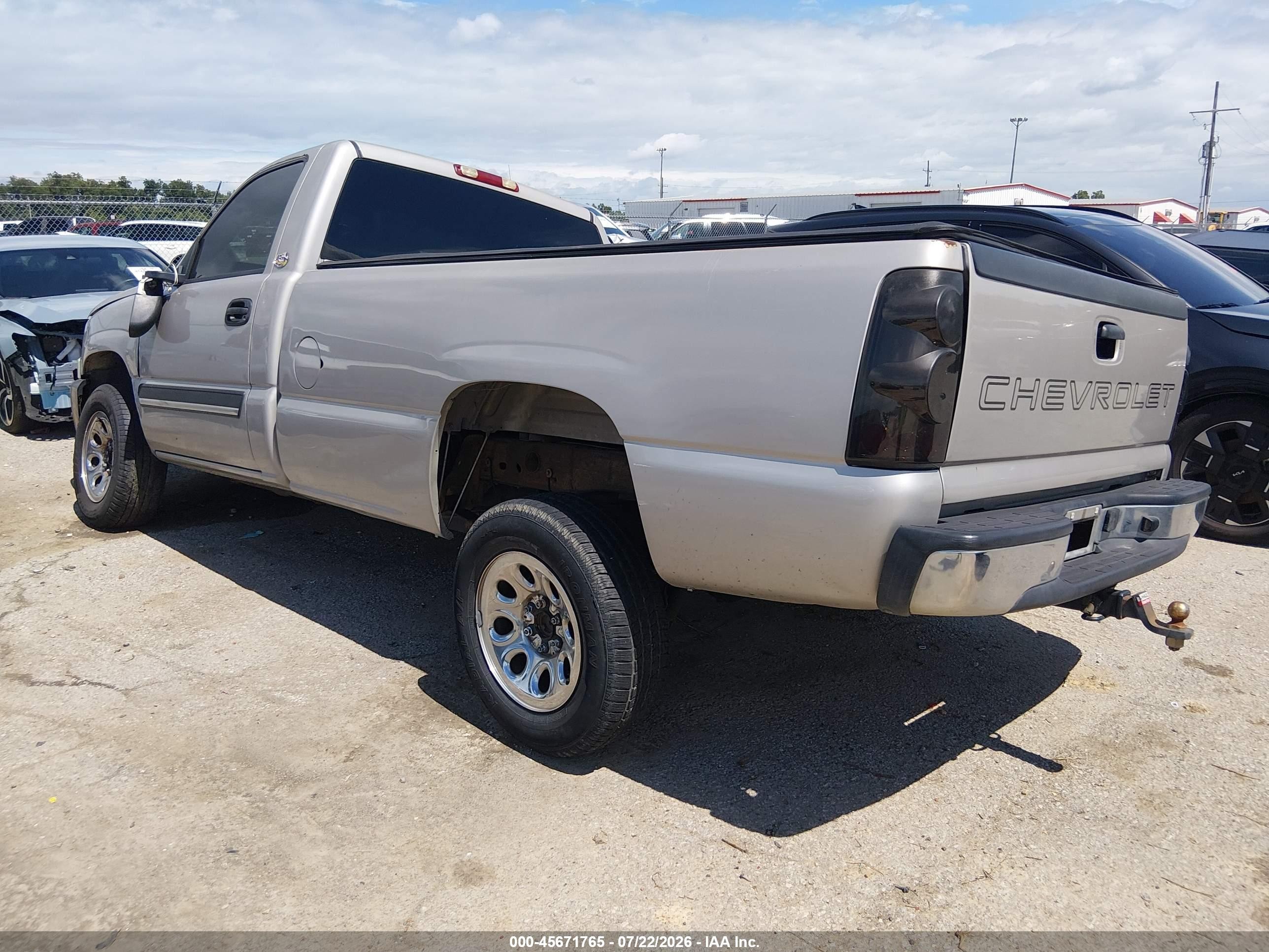 2005 Chevrolet Silverado 1500   Silver vin: 1GCEC14X55Z112872