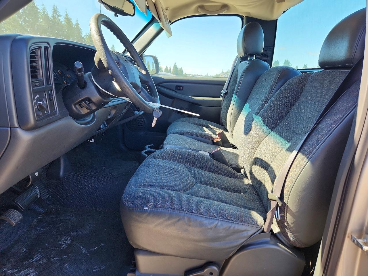 2005 Chevrolet Silverado C1500 Silver vin: 1GCEC14X55Z134127