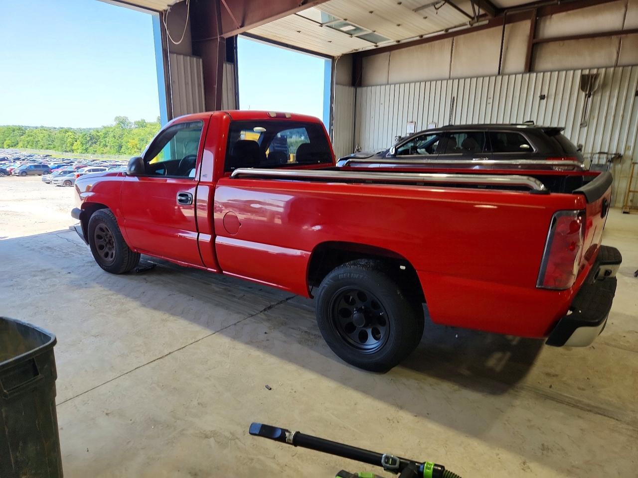 2005 Chevrolet Silverado C1500 Red vin: 1GCEC14X65Z175267