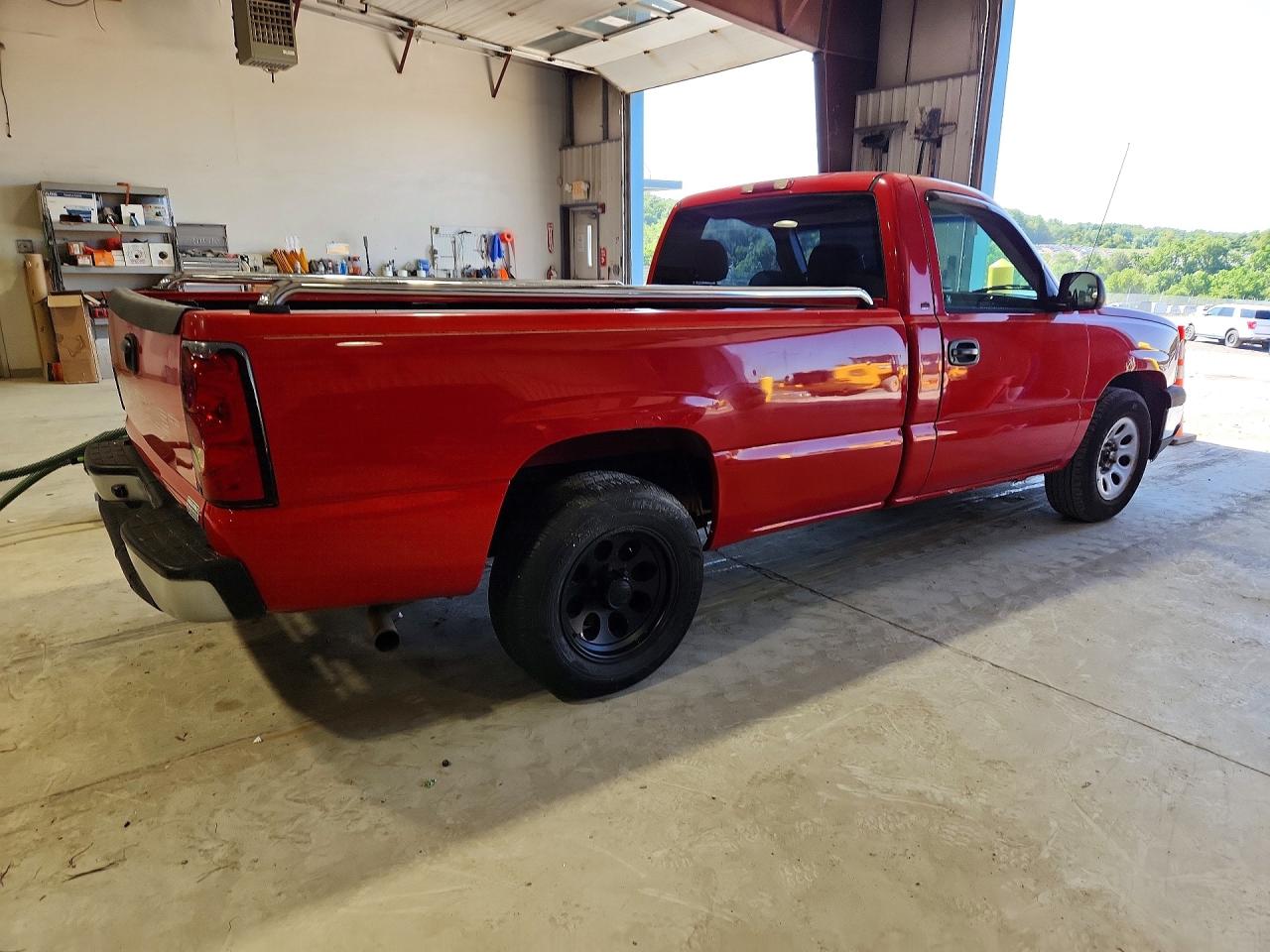 2005 Chevrolet Silverado C1500 Red vin: 1GCEC14X65Z175267