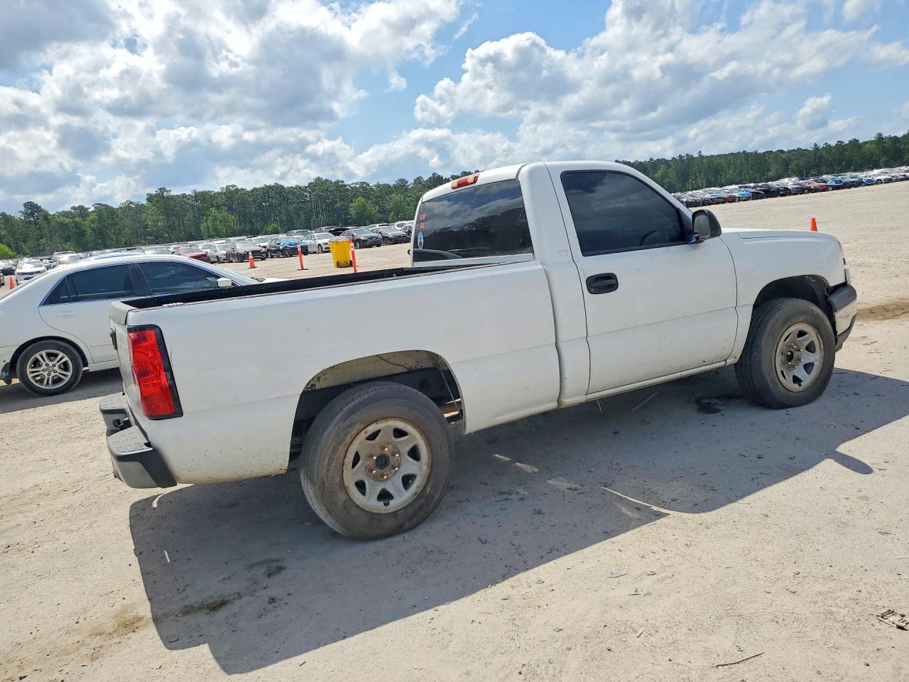 2005 Chevrolet Silverado C1500 White vin: 1GCEC14X75Z278441