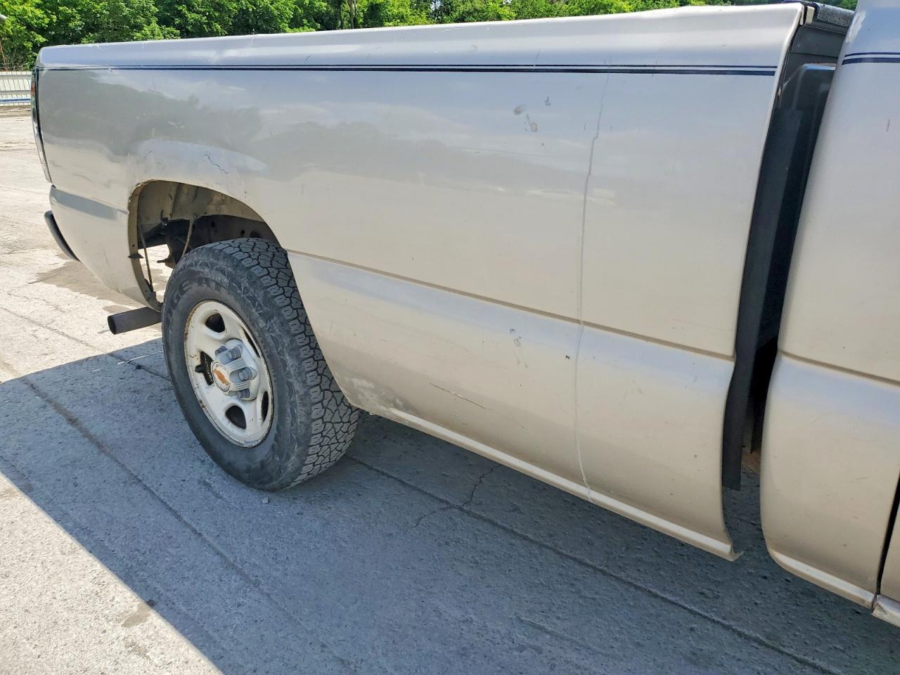 2004 Chevrolet Silverado C1500 Silver vin: 1GCEC14X84Z331923