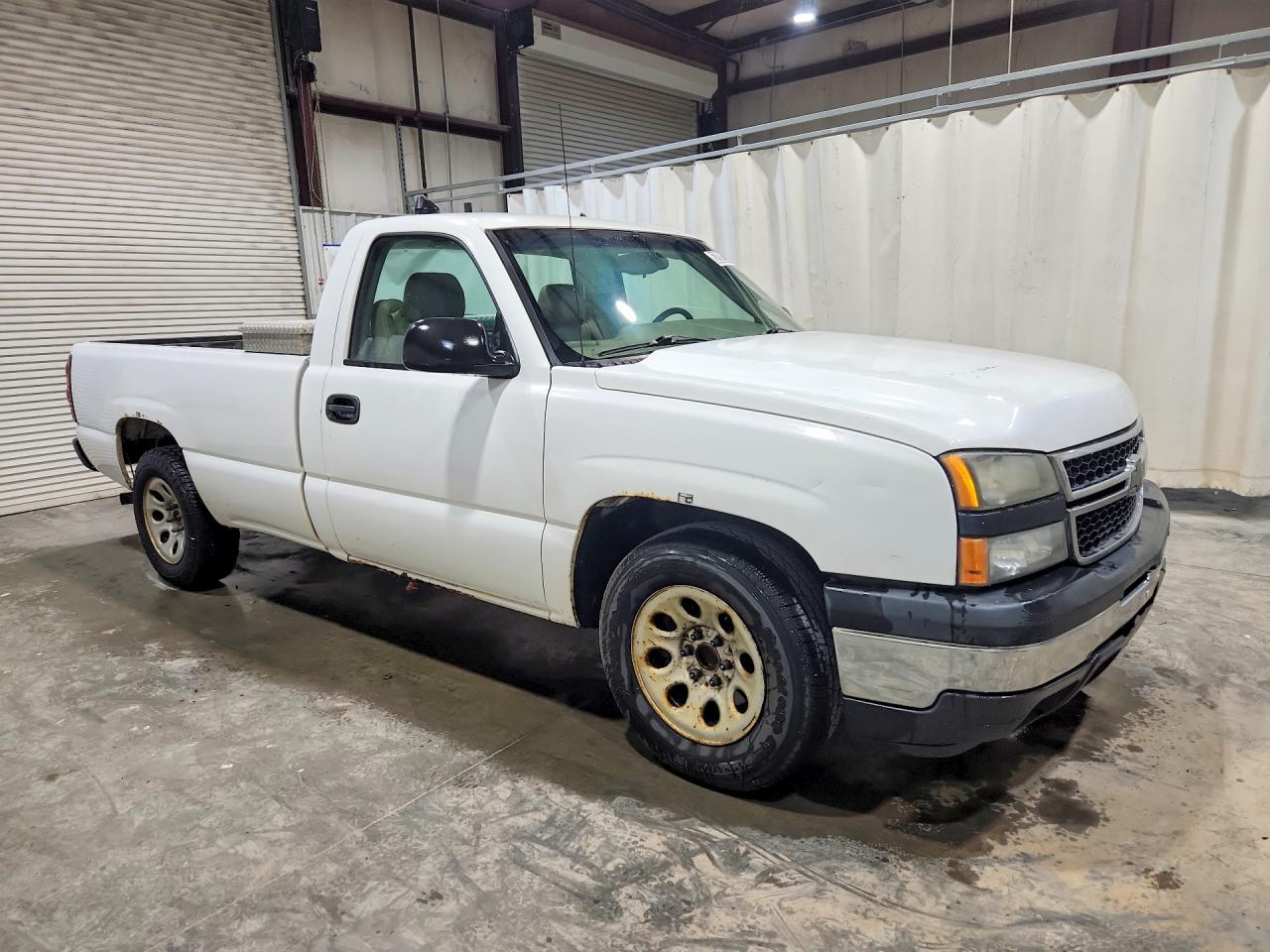 2007 Chevrolet Silverado C1500 Classic White vin: 1GCEC14X87Z148798