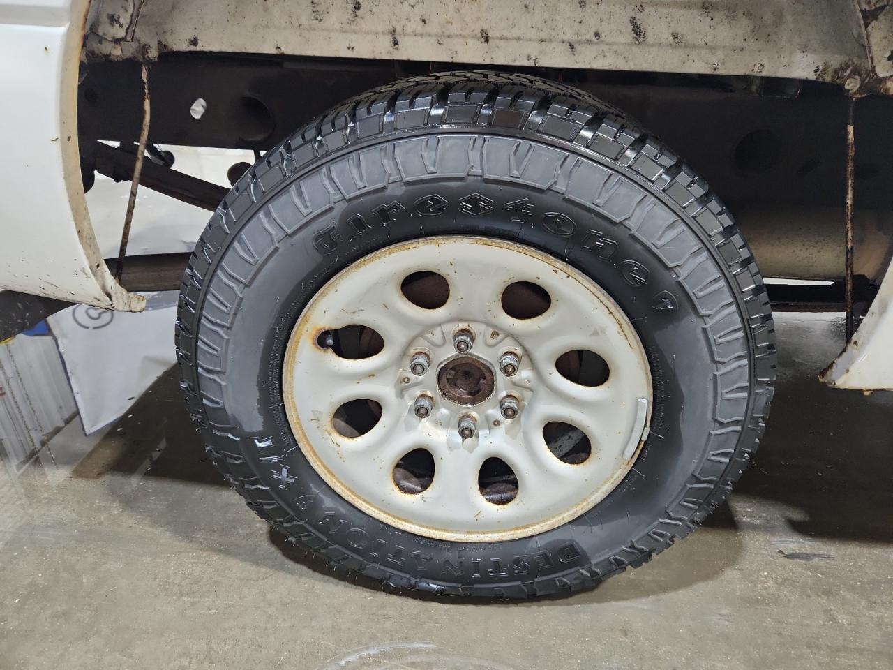 2007 Chevrolet Silverado C1500 Classic White vin: 1GCEC14X87Z148798 Damage: Right Rear Wheel, Corrosion, > 12 Inches