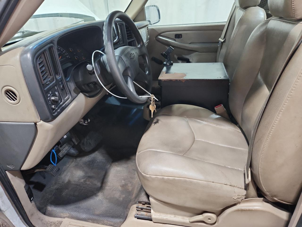 2007 Chevrolet Silverado C1500 Classic White vin: 1GCEC14X87Z148798 Damage: Front Center Armrest, Aftermarket, Acceptable