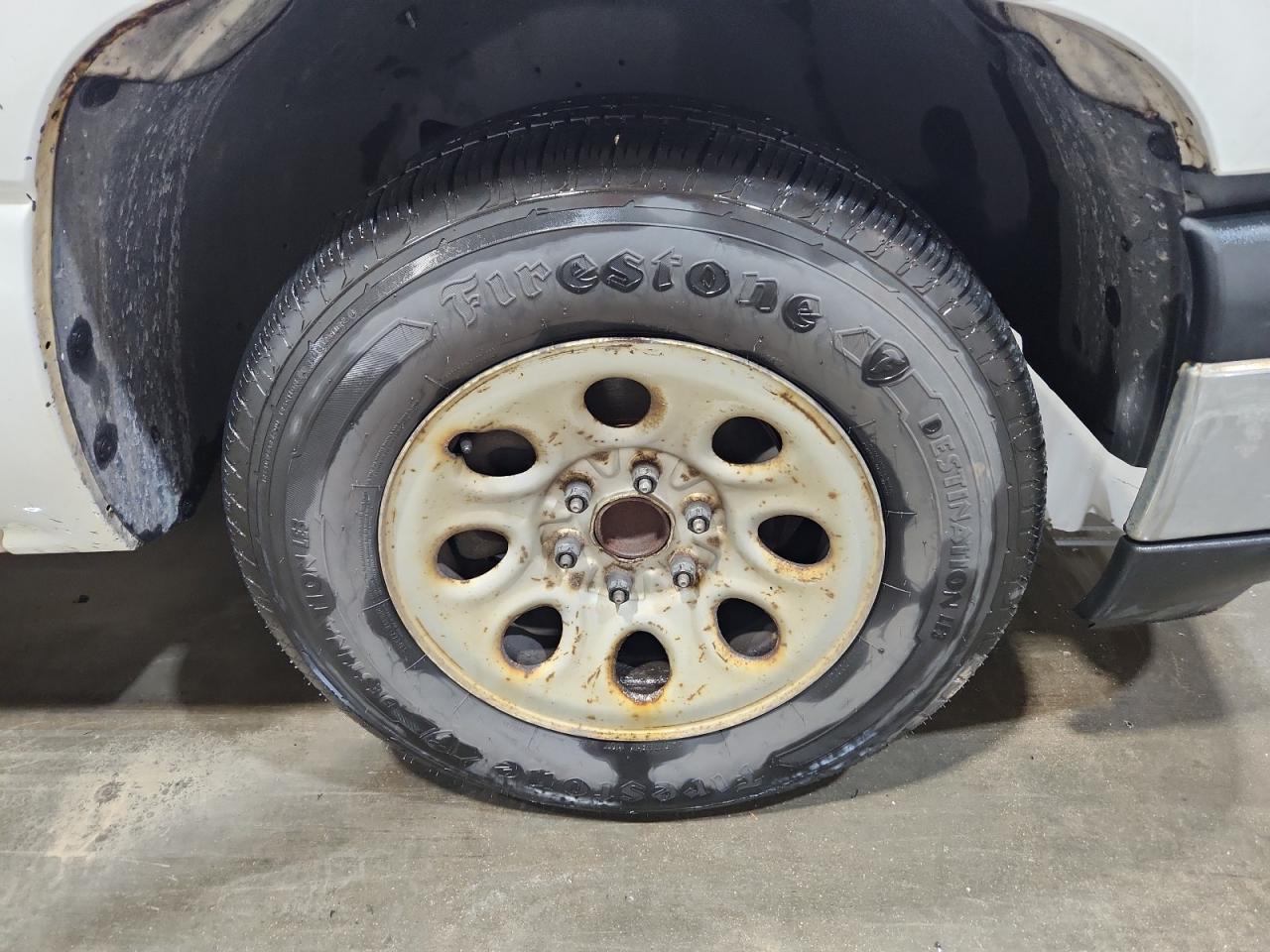 2007 Chevrolet Silverado C1500 Classic White vin: 1GCEC14X87Z148798 Damage: Right Front Wheel, Corrosion, > 12 Inches