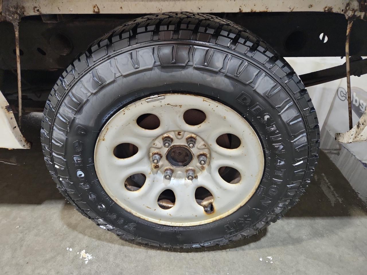 2007 Chevrolet Silverado C1500 Classic White vin: 1GCEC14X87Z148798 Damage: Left Rear Wheel, Corrosion, > 12 Inches