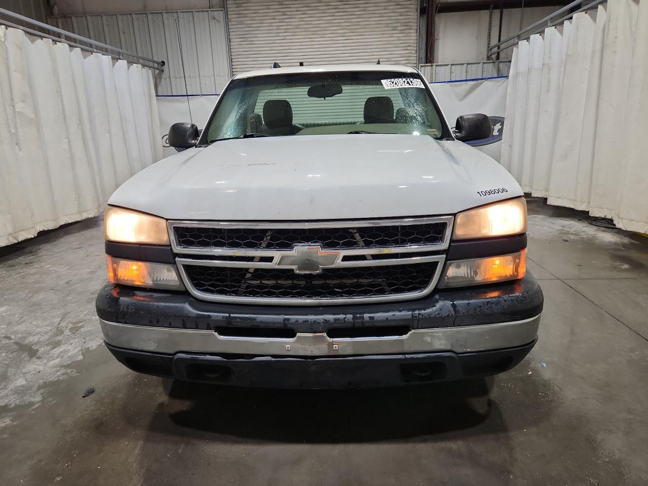2007 Chevrolet Silverado C1500 Classic White vin: 1GCEC14X87Z148798 Damage: Left Head Lamp, Faded, Repair Required