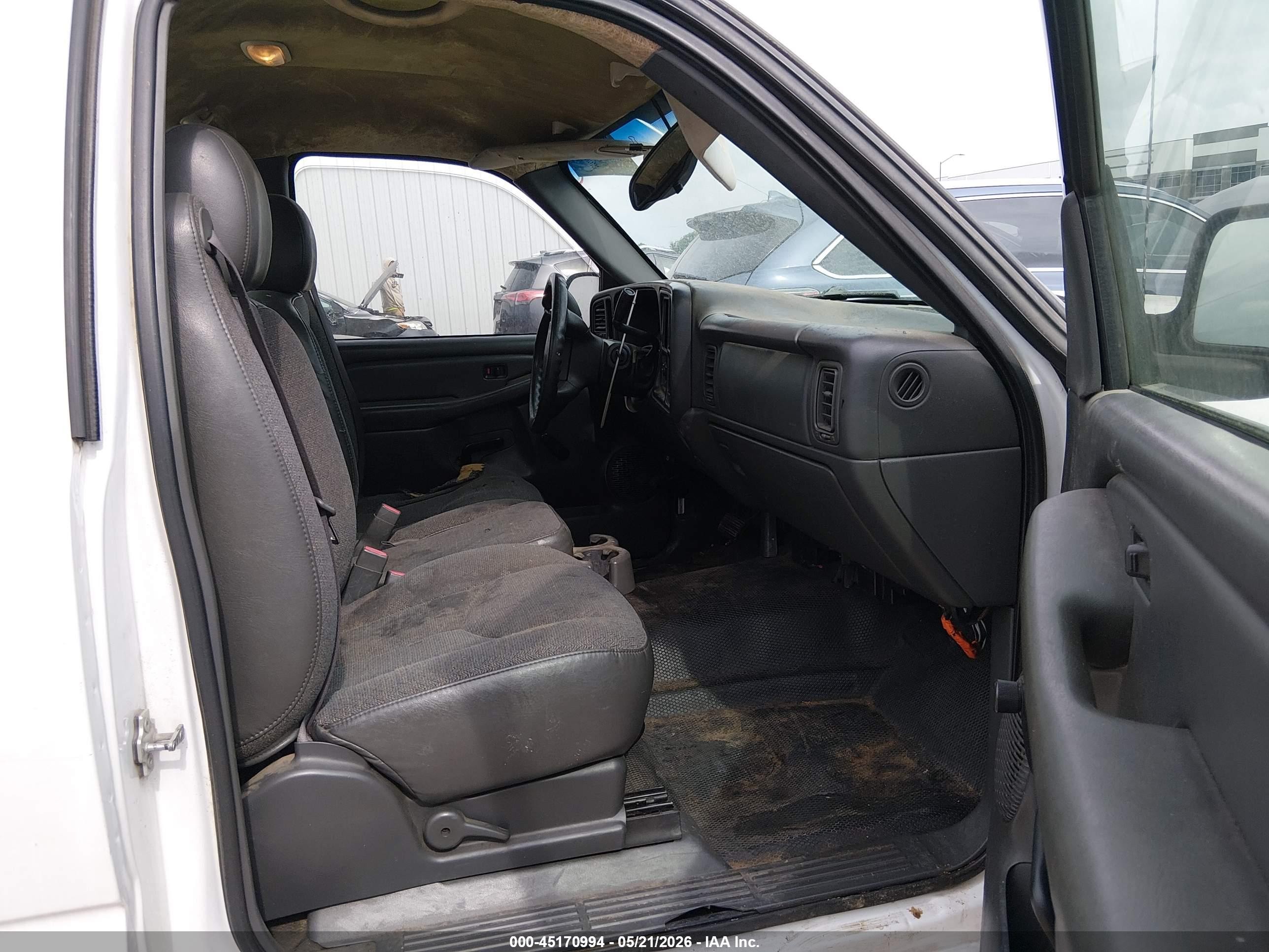 2005 Chevrolet Silverado 1500   White vin: 1GCEC14X95Z104466