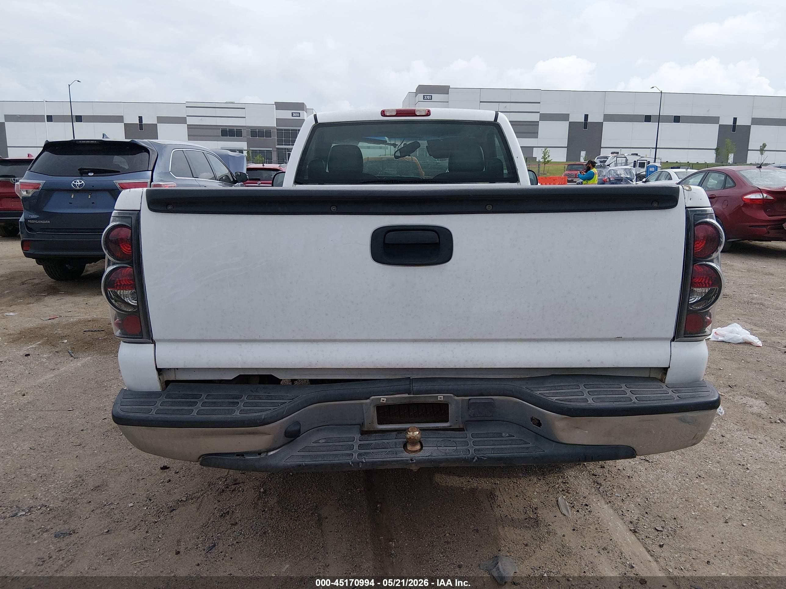 2005 Chevrolet Silverado 1500   White vin: 1GCEC14X95Z104466