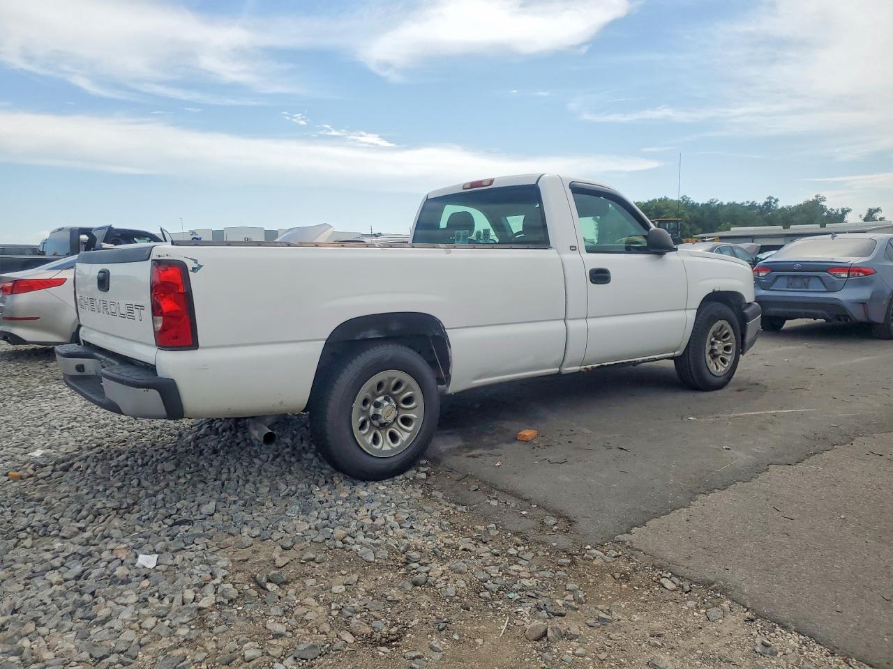 2005 Chevrolet Silverado C1500 White vin: 1GCEC14XX5Z204284