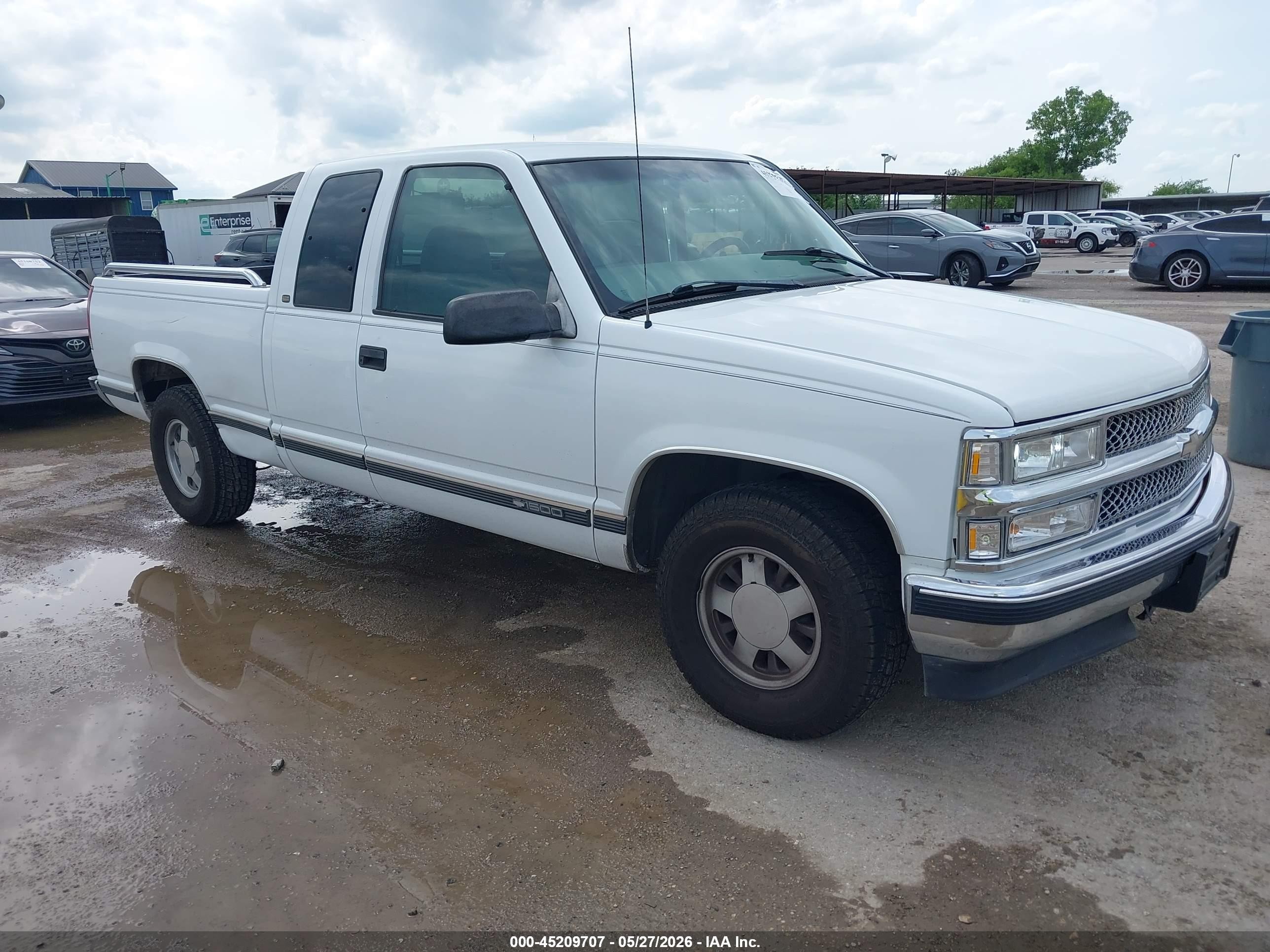 1998 Chevrolet C1500 Fleetside White vin: 1GCEC19M7WR152323
