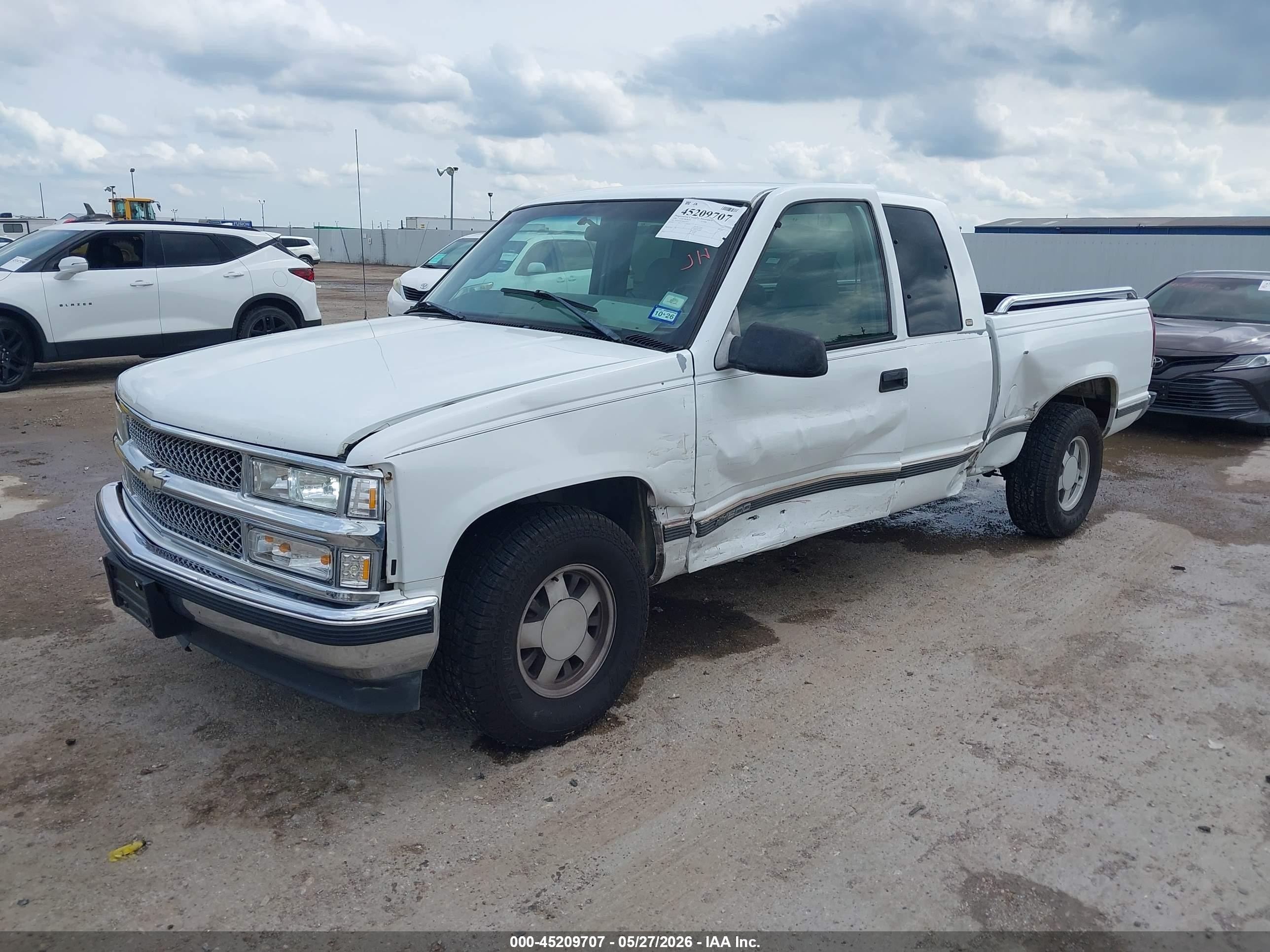 1998 Chevrolet C1500 Fleetside White vin: 1GCEC19M7WR152323