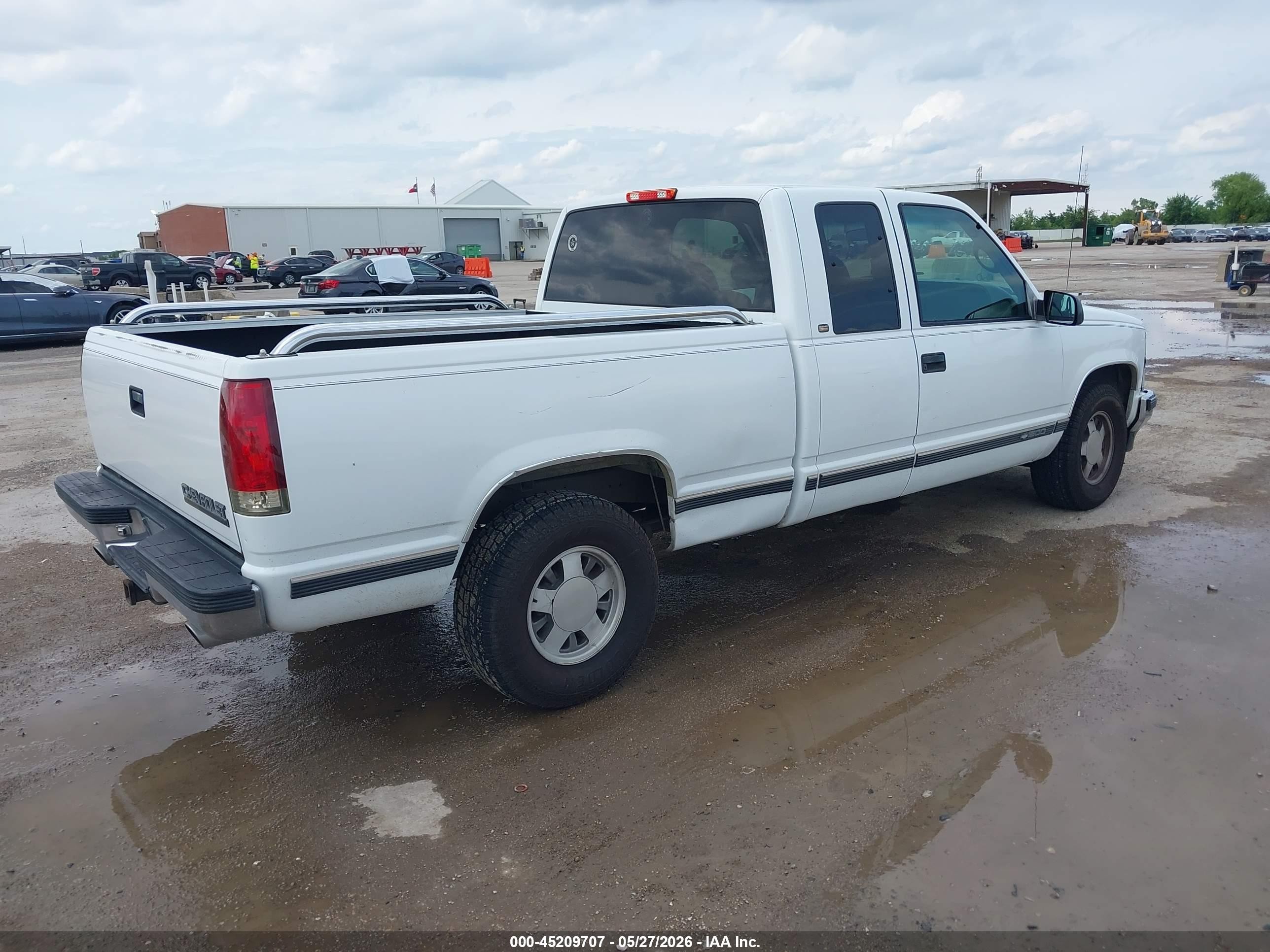 1998 Chevrolet C1500 Fleetside White vin: 1GCEC19M7WR152323