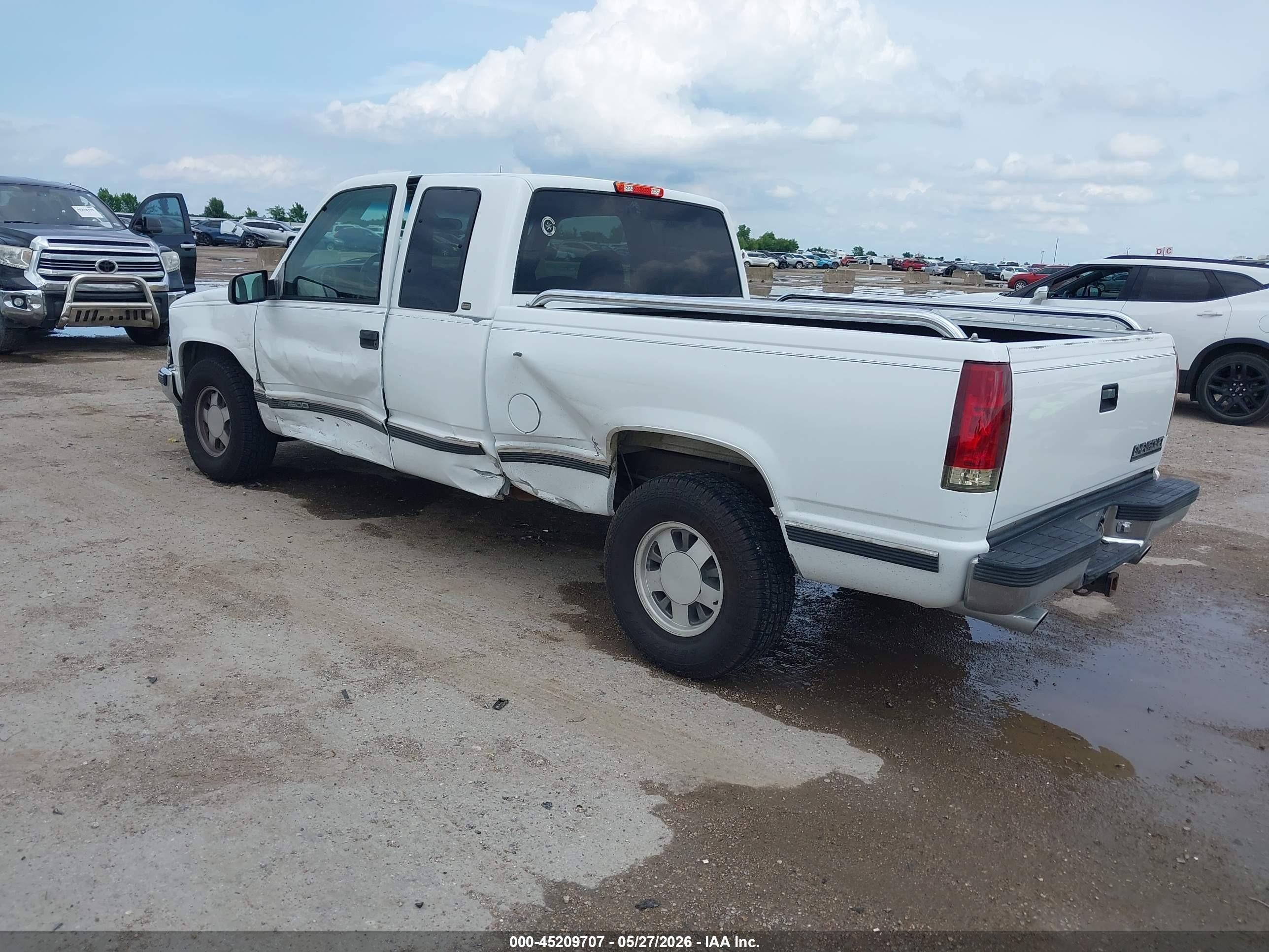 1998 Chevrolet C1500 Fleetside White vin: 1GCEC19M7WR152323