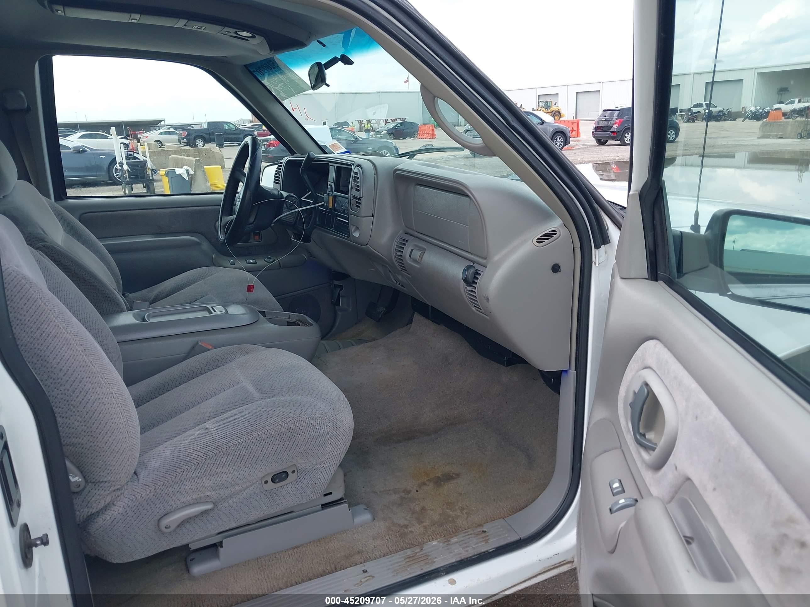 1998 Chevrolet C1500 Fleetside White vin: 1GCEC19M7WR152323
