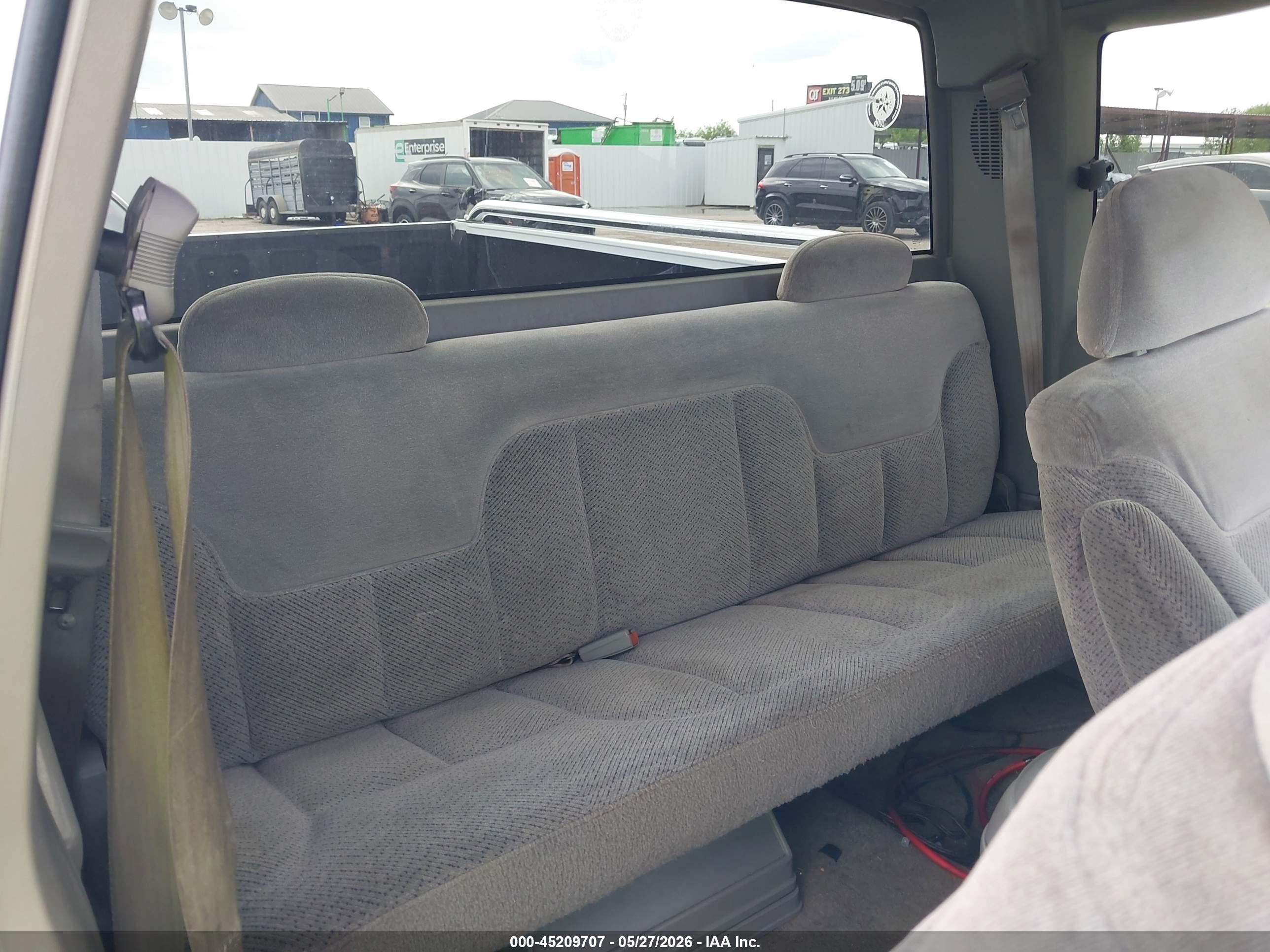 1998 Chevrolet C1500 Fleetside White vin: 1GCEC19M7WR152323