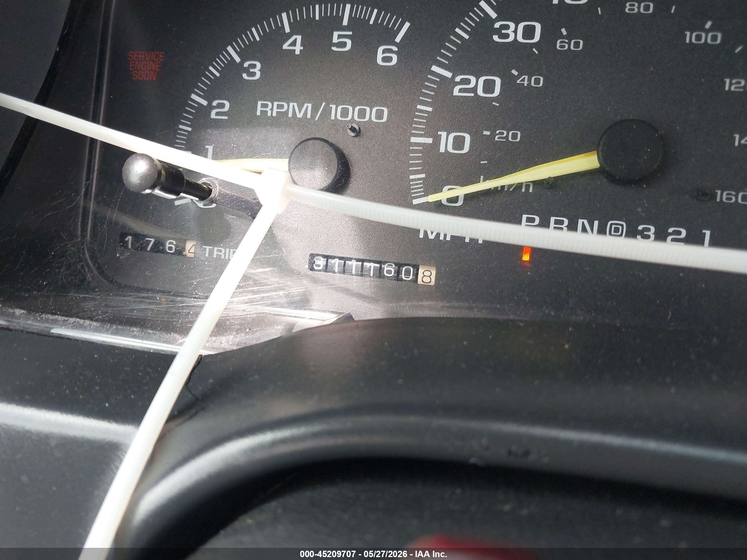 1998 Chevrolet C1500 Fleetside White vin: 1GCEC19M7WR152323