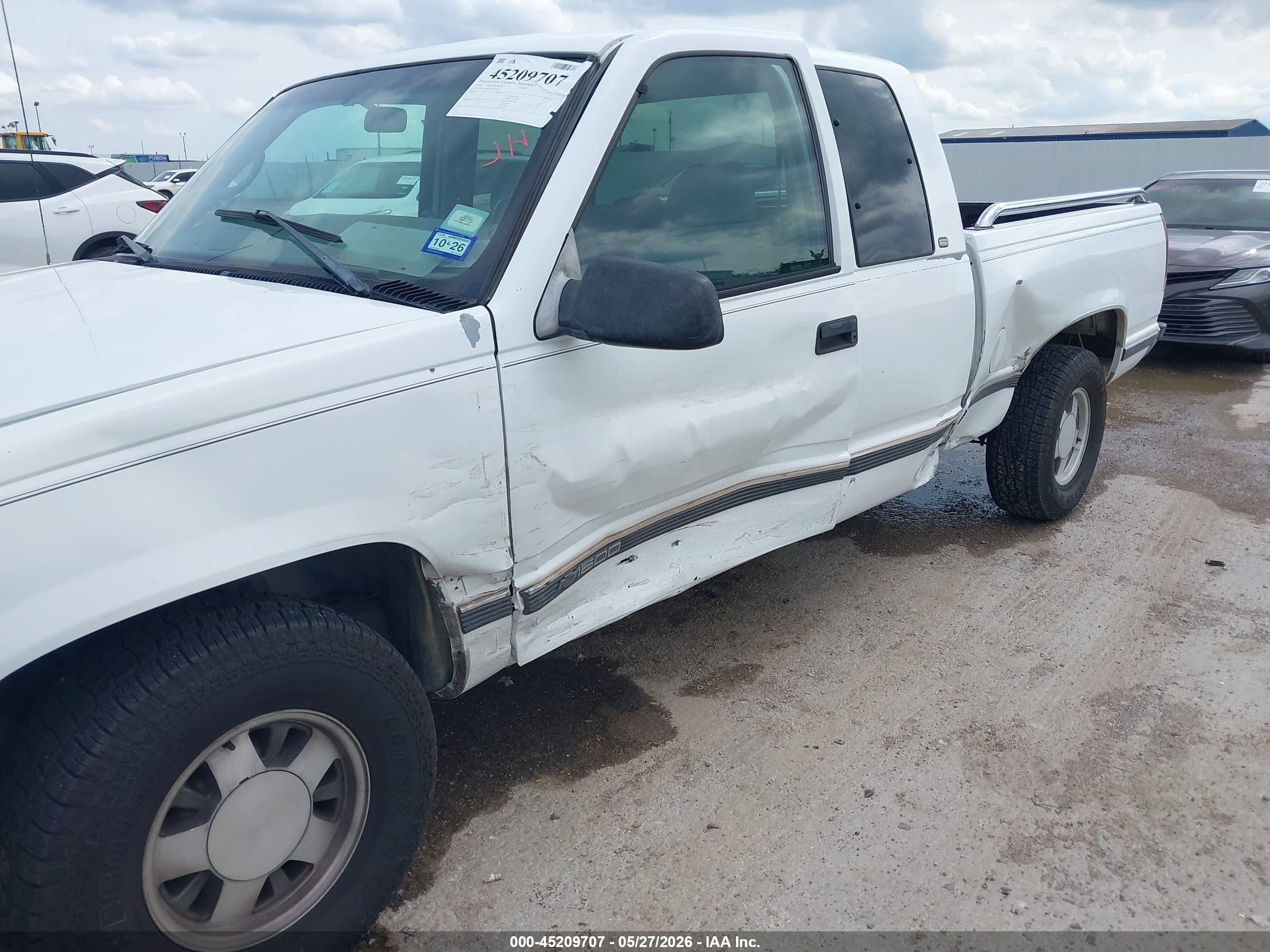 1998 Chevrolet C1500 Fleetside White vin: 1GCEC19M7WR152323