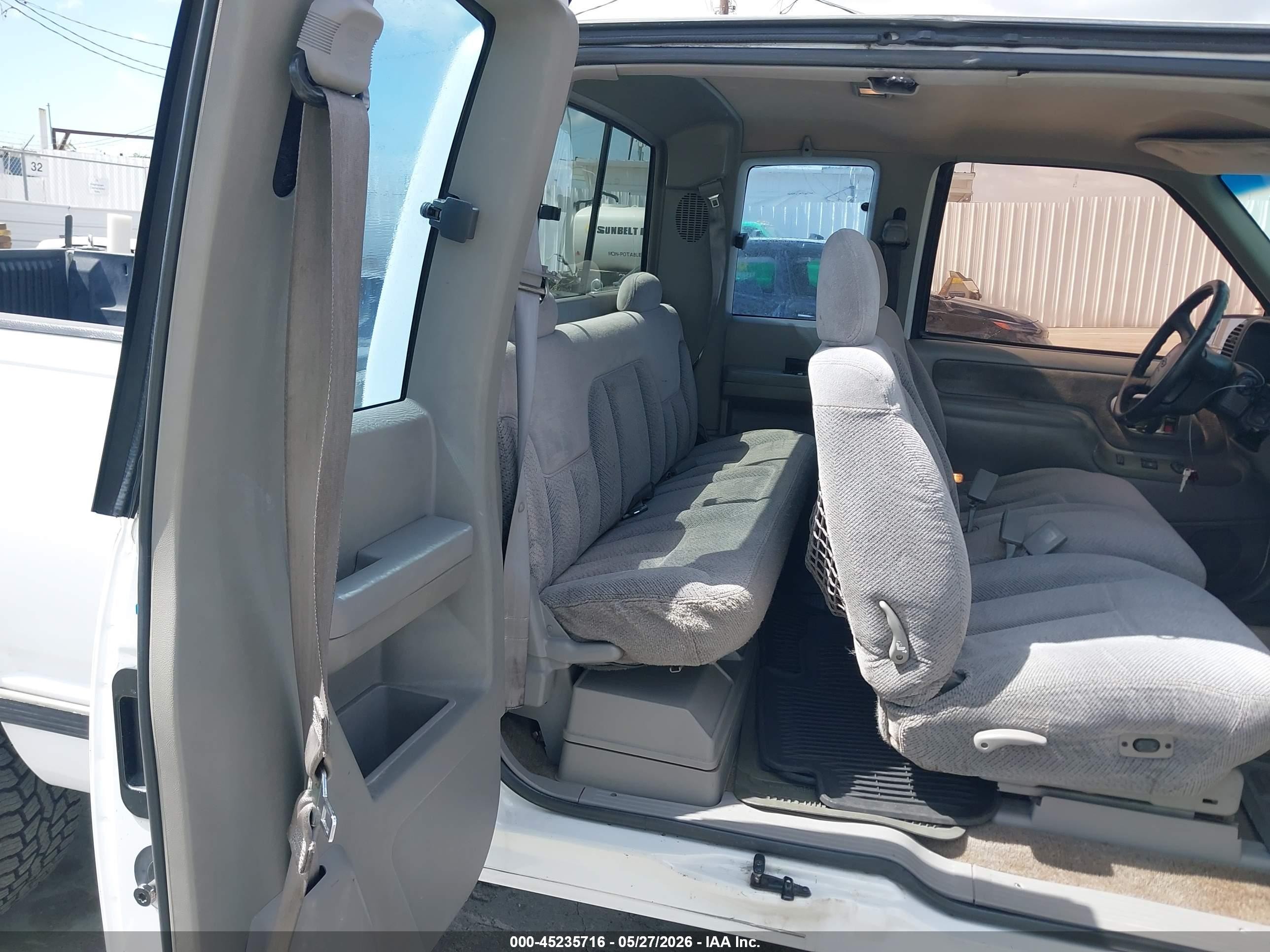 1999 Chevrolet C1500 Ls White vin: 1GCEC19R7XR132036