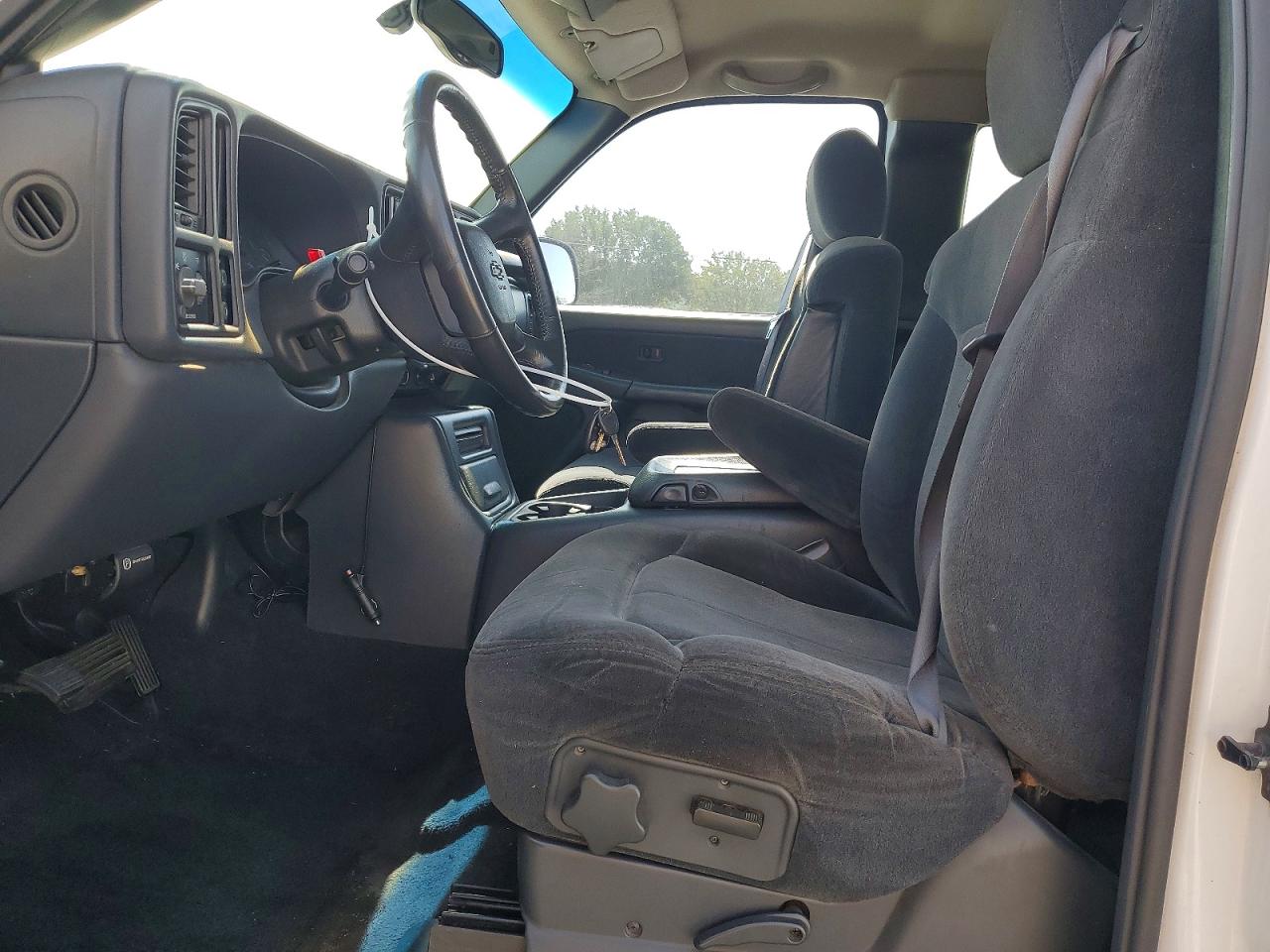 2000 Chevrolet Silverado C1500 White vin: 1GCEC19T1YZ150917