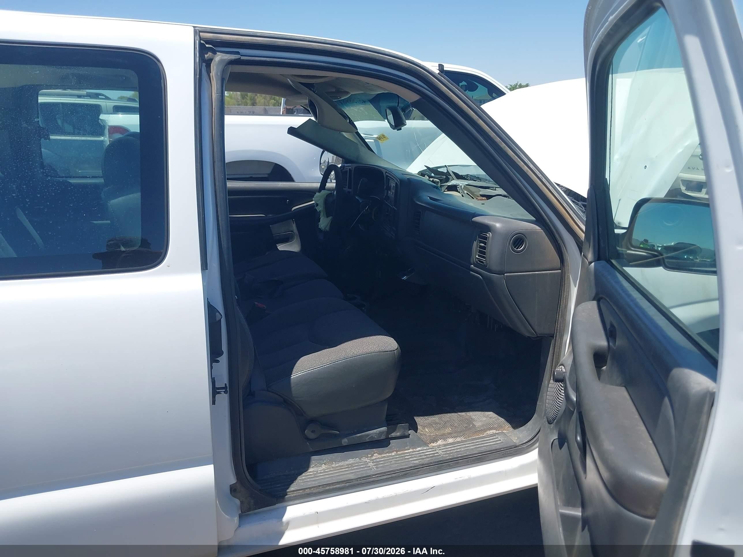 2003 Chevrolet Silverado 1500   Белый vin: 1GCEC19T33E279614