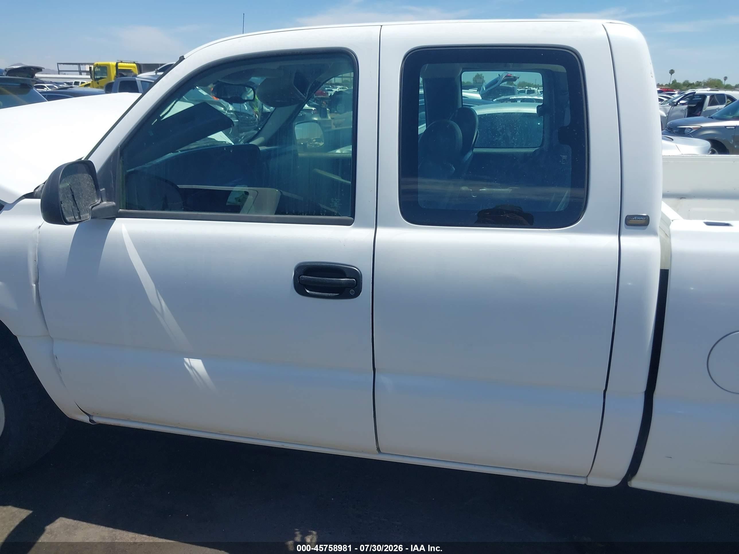 2003 Chevrolet Silverado 1500   Белый vin: 1GCEC19T33E279614