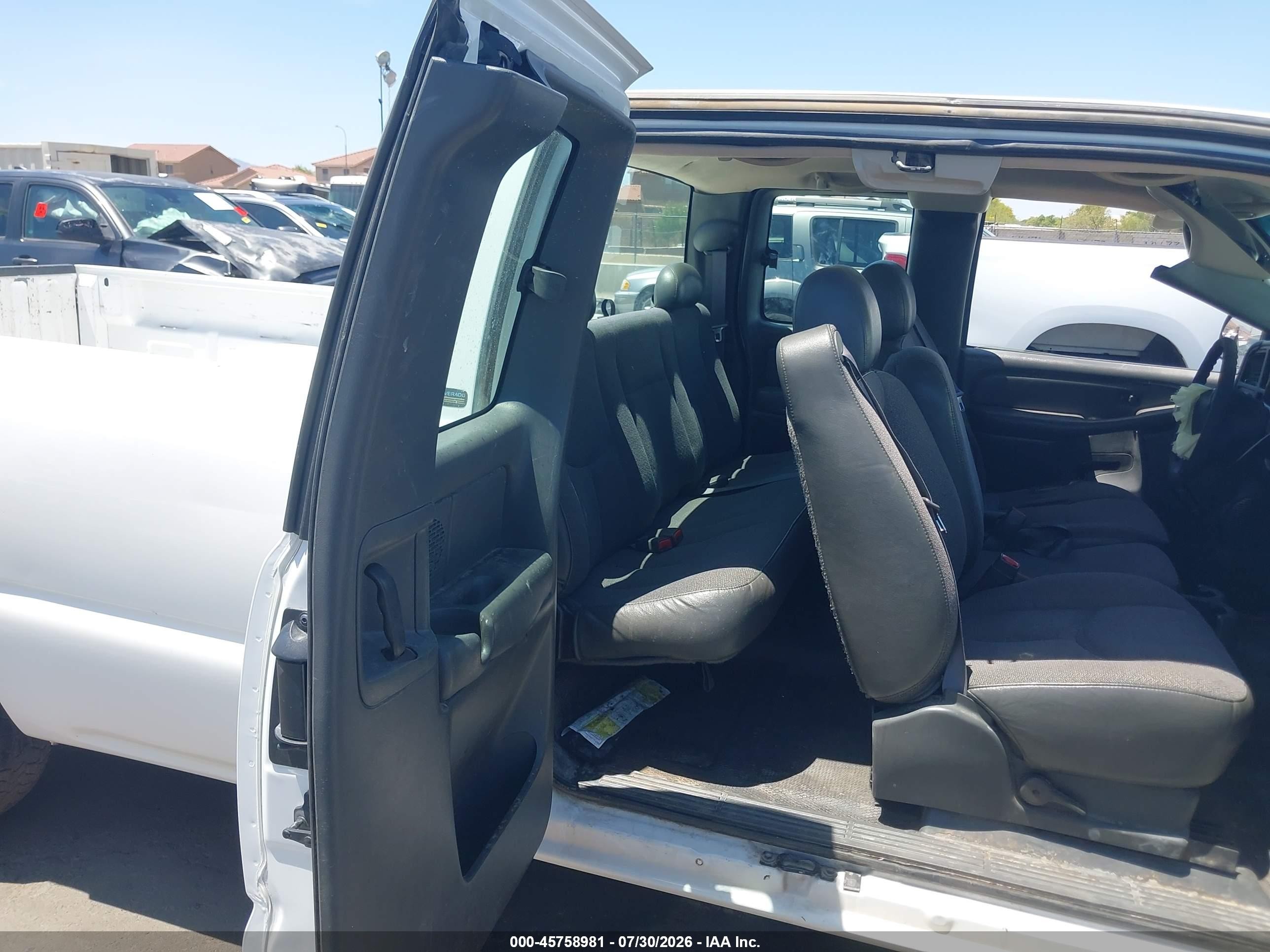 2003 Chevrolet Silverado 1500   Белый vin: 1GCEC19T33E279614