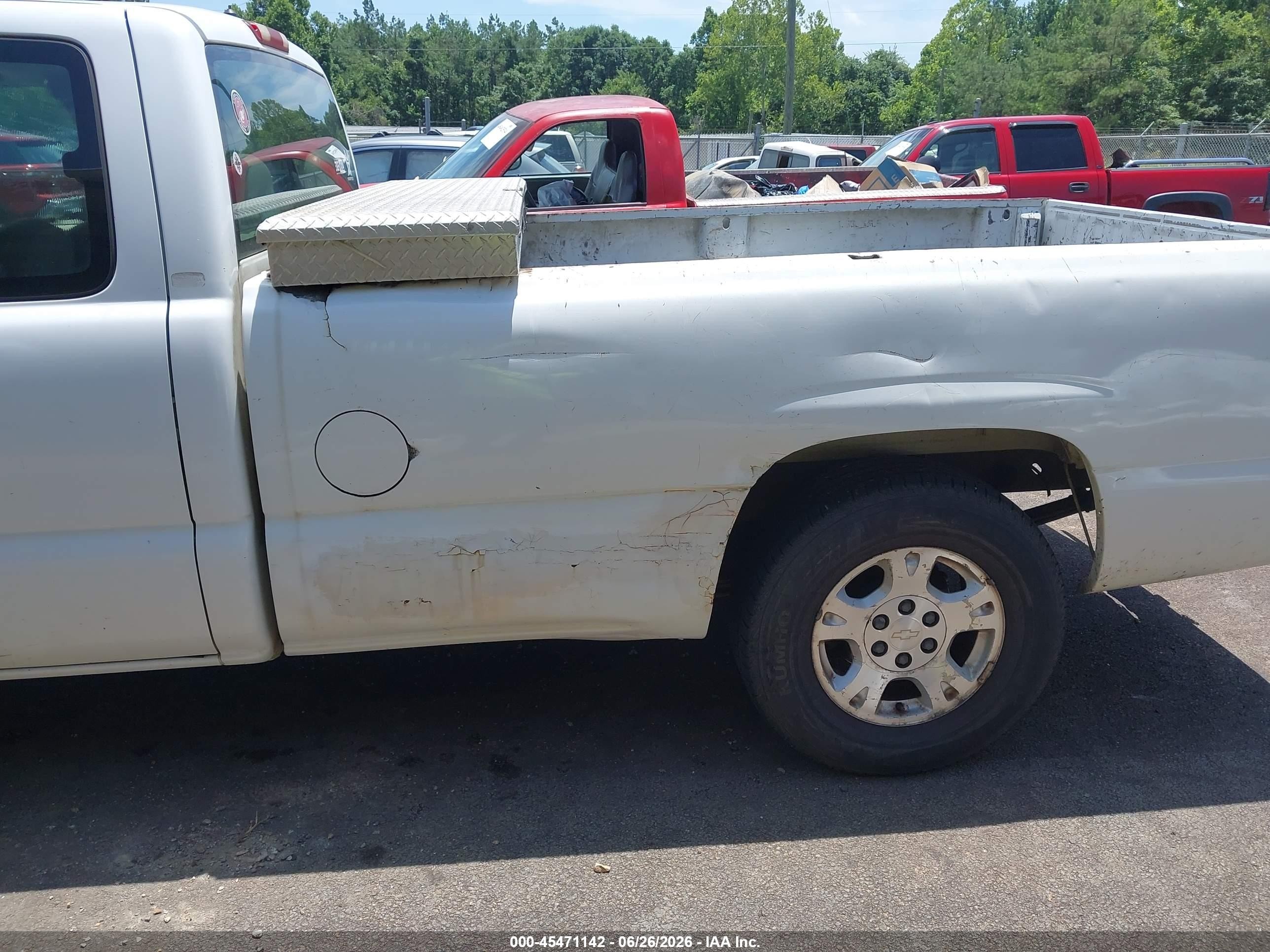 2001 Chevrolet Silverado 1500   White vin: 1GCEC19T51E168155