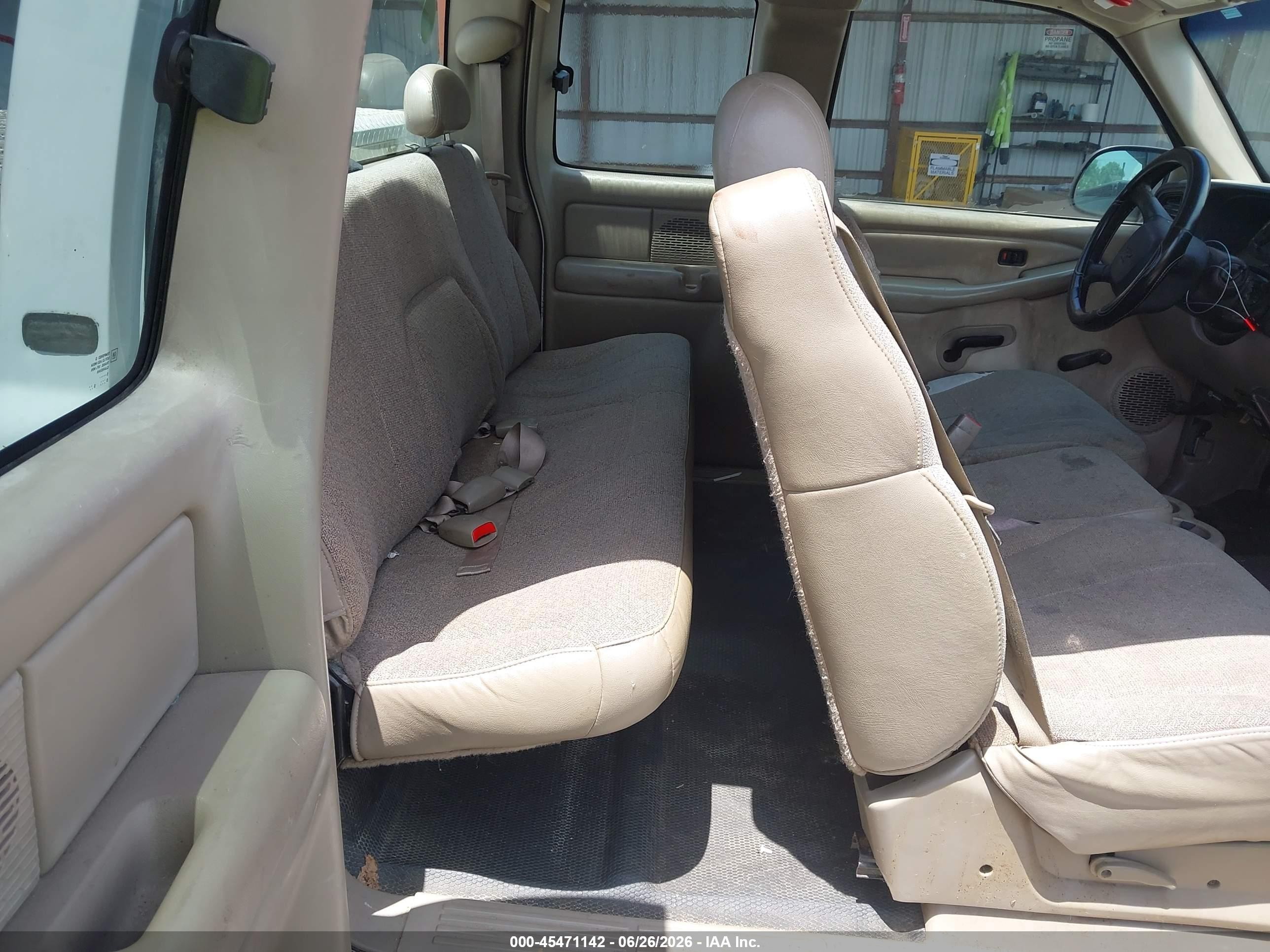 2001 Chevrolet Silverado 1500   White vin: 1GCEC19T51E168155