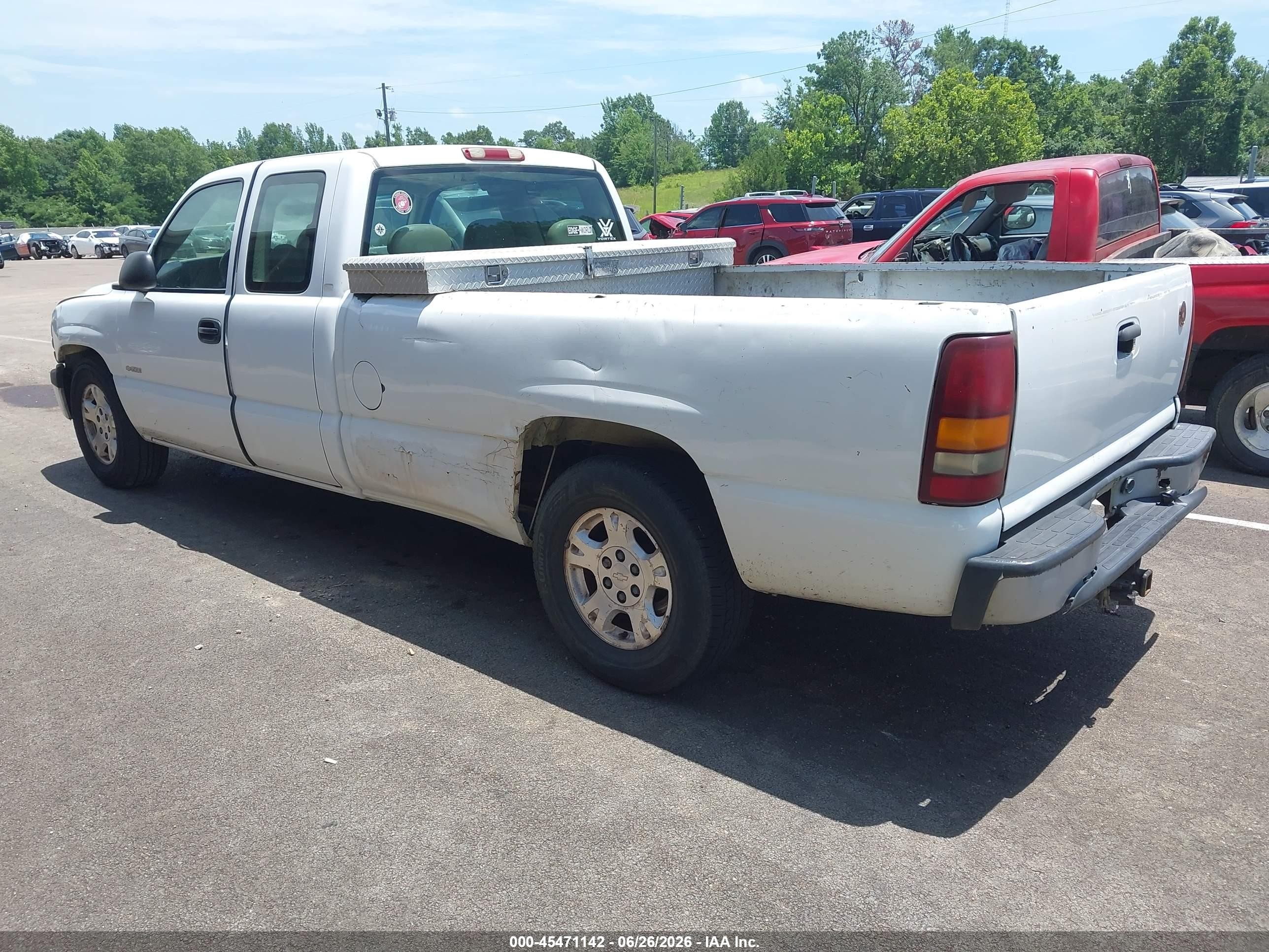 2001 Chevrolet Silverado 1500   White vin: 1GCEC19T51E168155